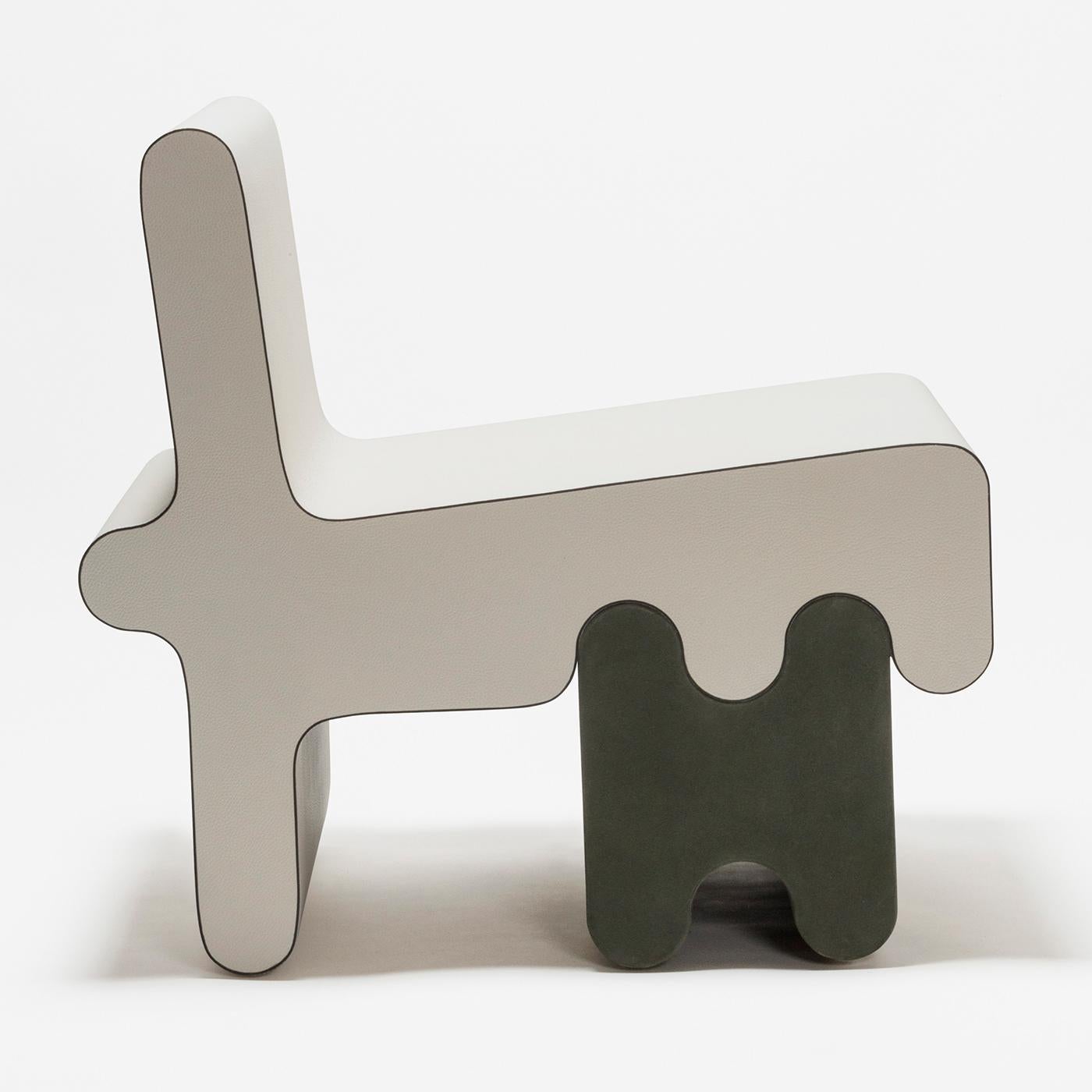 Fauteuil contemporain en cuir - Ossicle par Francesco Balzano pour Giobagnara.
L'objet présenté dans l'image a la finition suivante : G95 Cuir de veau imprimé blanc cassé (haut) et A02 Cuir de daim vert lodge (bas).

Ossicle est une collection