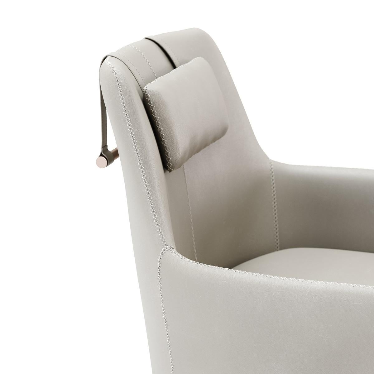 Poltrona contemporanea in pelle con schienale alto e base girevole in vendita 3