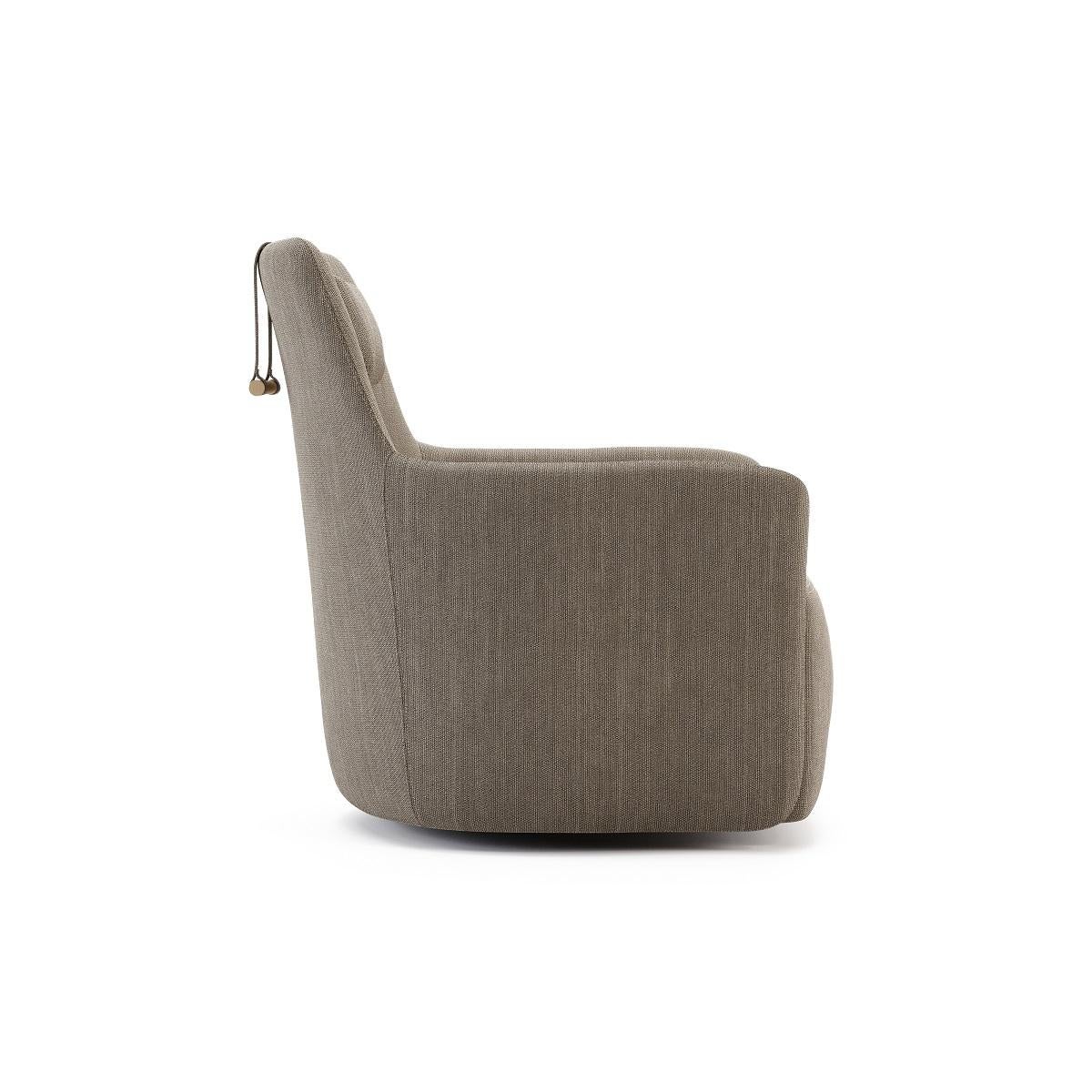 Poltrona contemporanea in pelle con schienale alto e base girevole In condizioni Nuovo in vendita a NEW YORK, NY