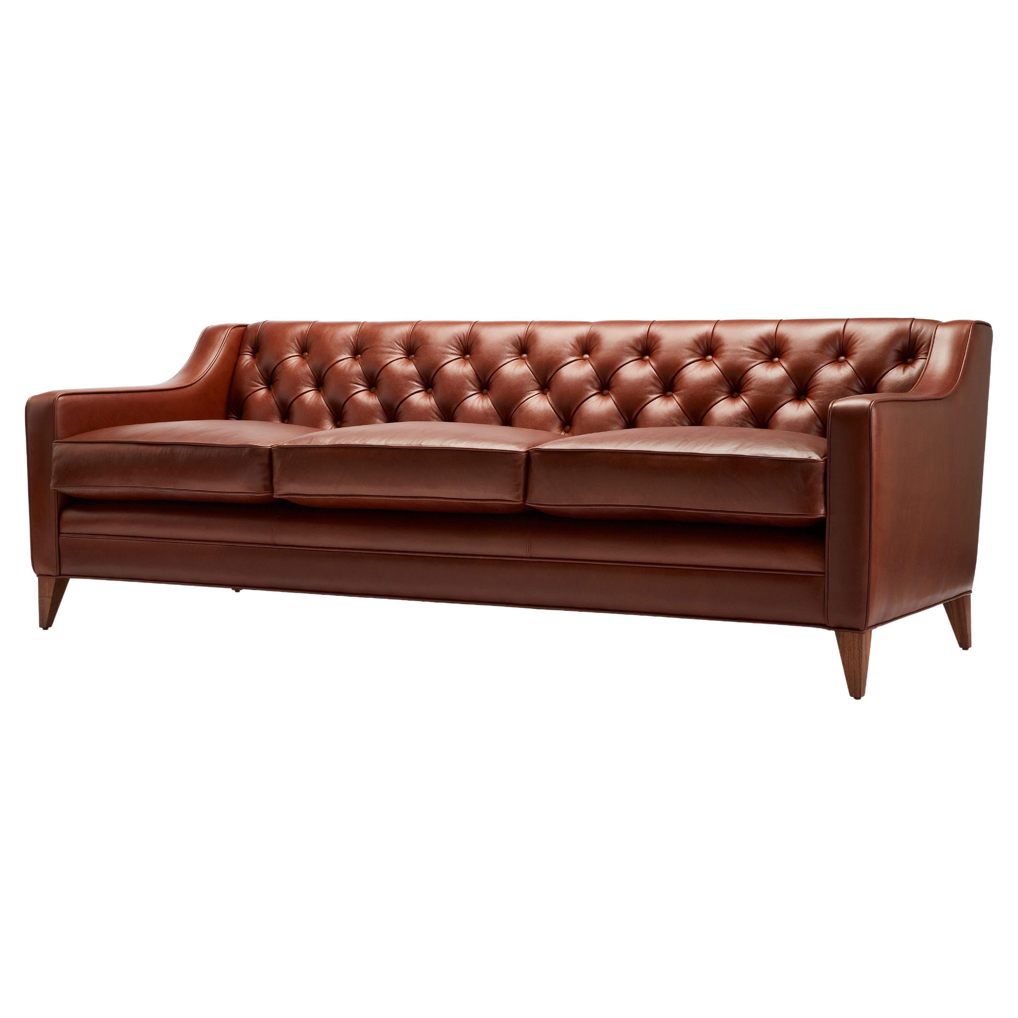 Das Formalis Sofa ist ein exquisites, maßgeschneidertes Möbelstück mit sanft geschwungenen Armlehnen, einer tief geknöpften Rückenlehne und luxuriösen, mit Federn und Daunen umhüllten Sitzkissen. Dieses Design wirkt wunderschön, wenn es mit