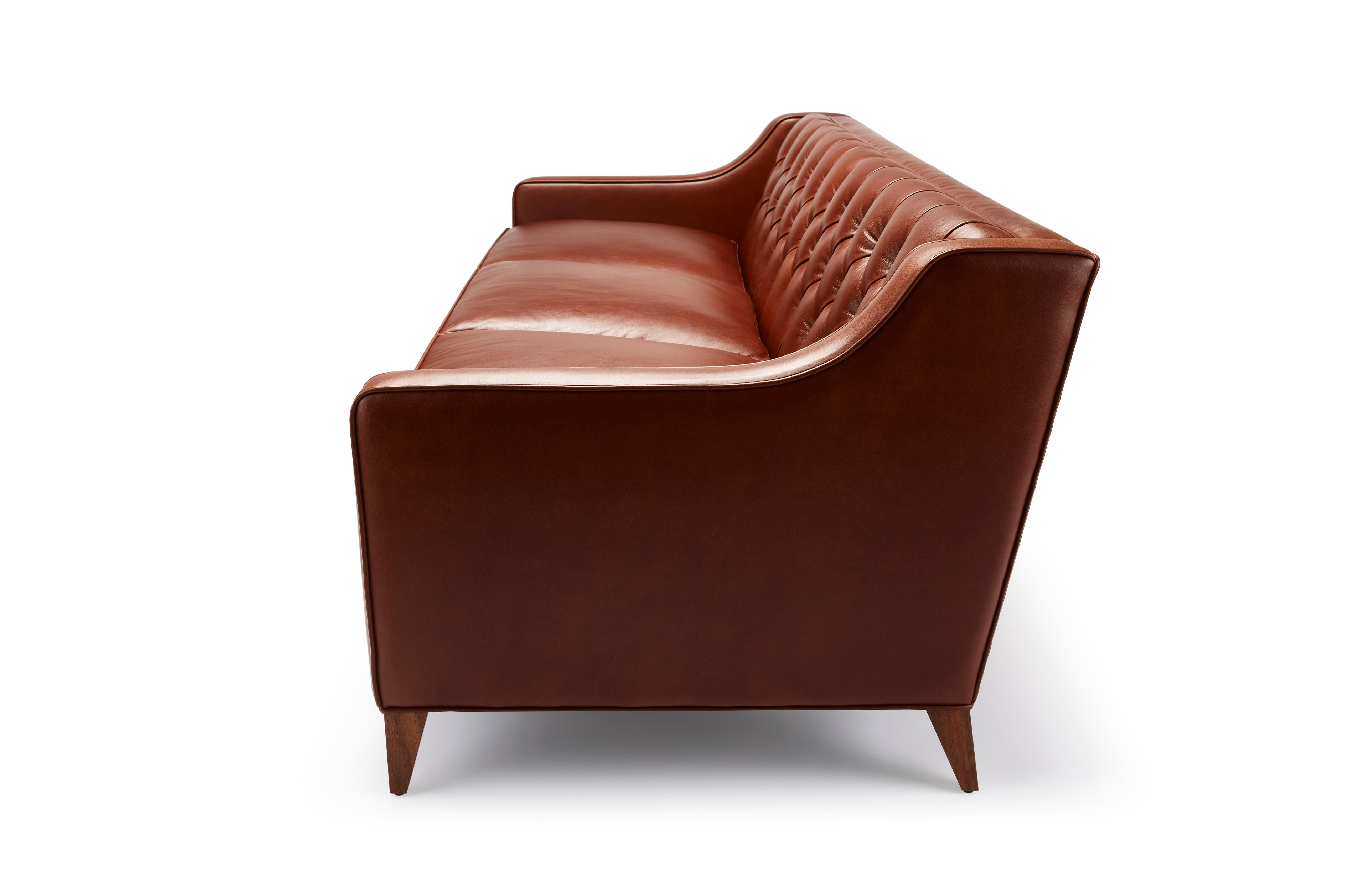 Contemporary Leder Formalis Sofa mit tiefer Rückenlehne und Beinen aus Eiche oder Walnuss (Moderne) im Angebot