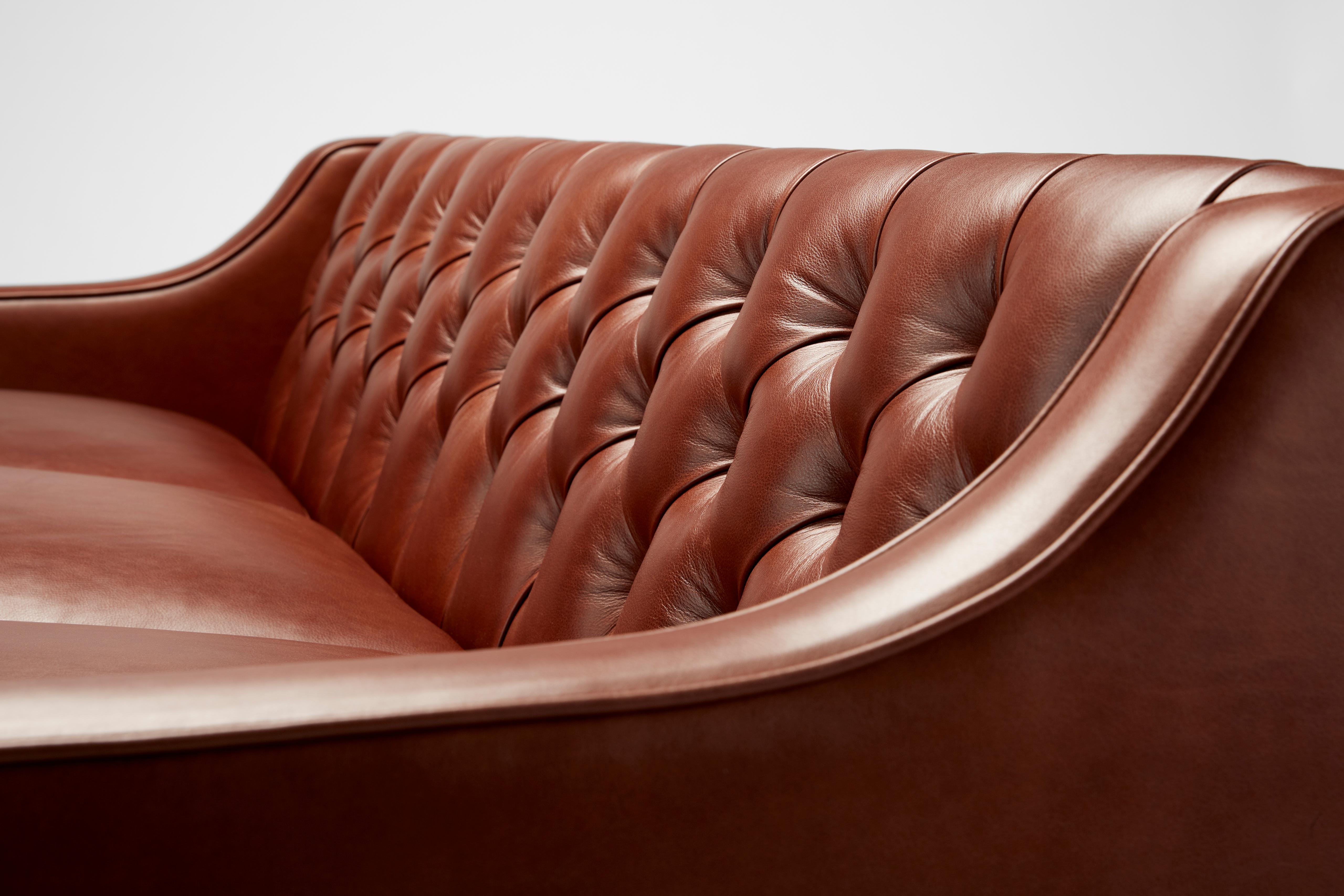 Contemporary Leder Formalis Sofa mit tiefer Rückenlehne und Beinen aus Eiche oder Walnuss (Englisch) im Angebot