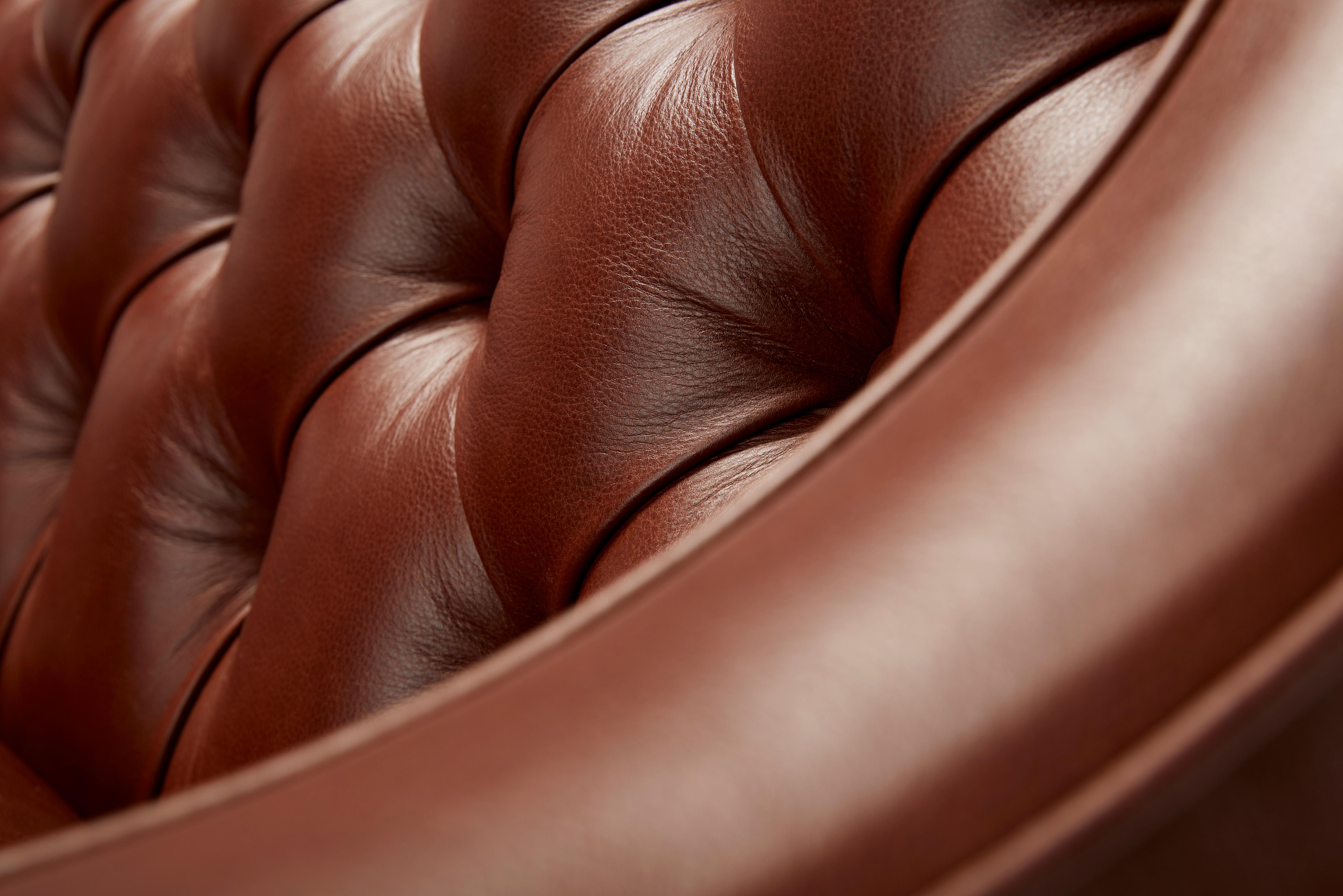 Contemporary Leder Formalis Sofa mit tiefer Rückenlehne und Beinen aus Eiche oder Walnuss (Ebonisiert) im Angebot