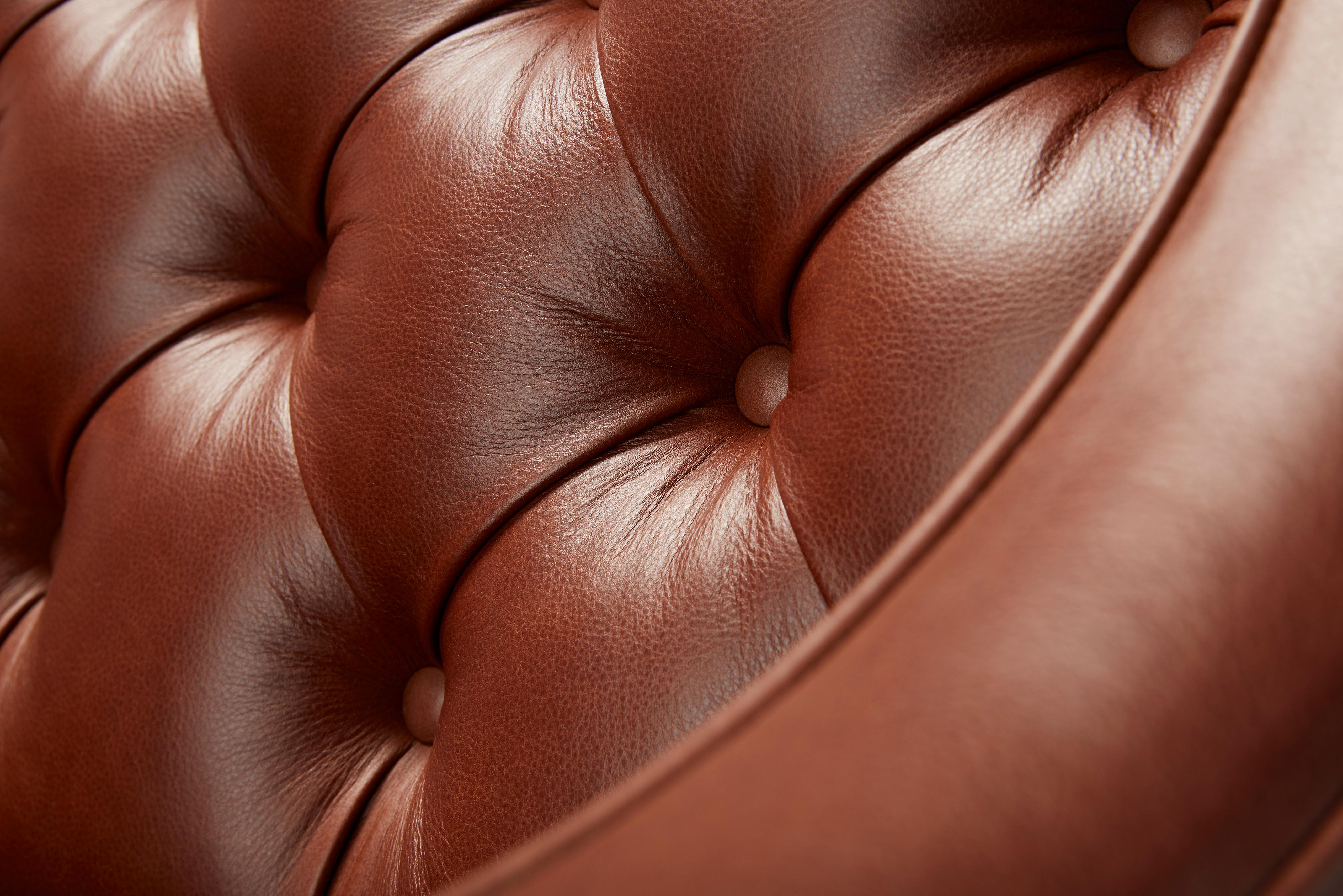 Contemporary Leder Formalis Sofa mit tiefer Rückenlehne und Beinen aus Eiche oder Walnuss (21. Jahrhundert und zeitgenössisch) im Angebot