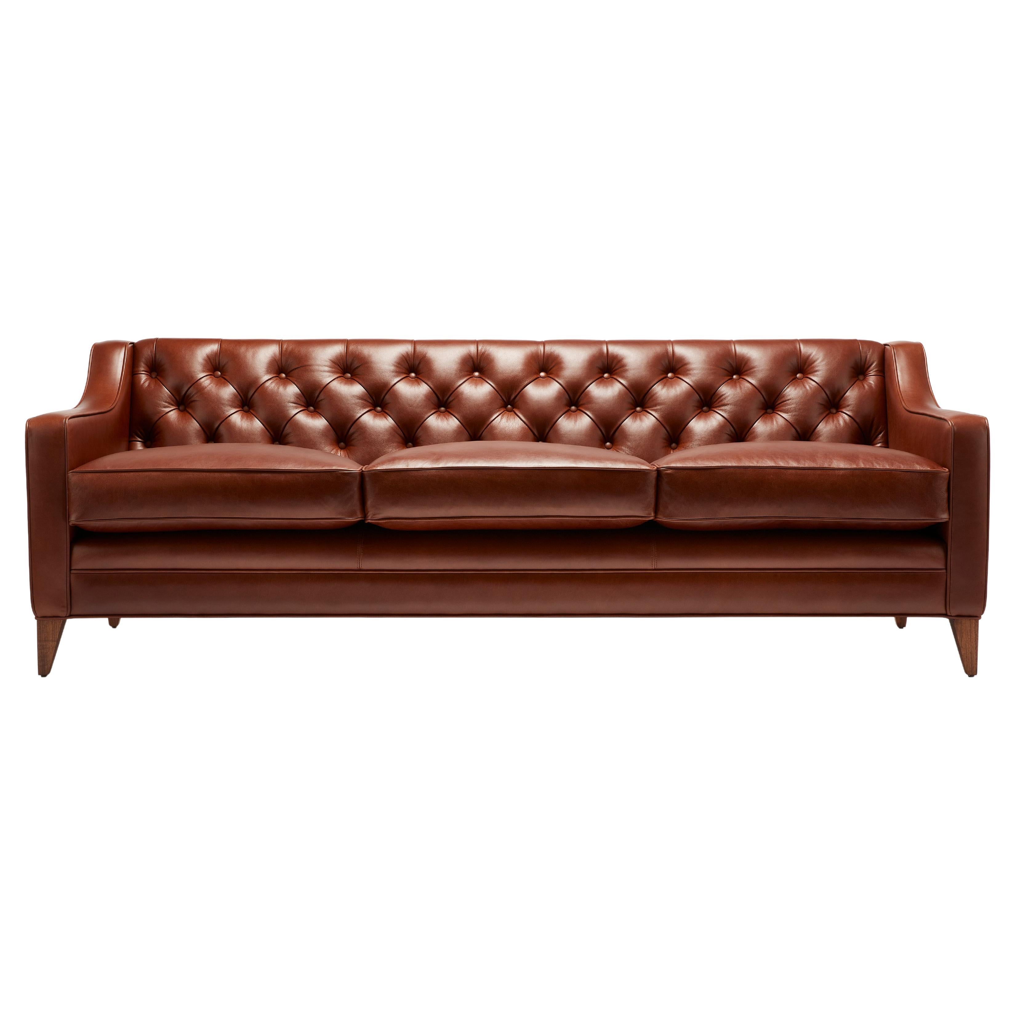 Contemporary Leder Formalis Sofa mit tiefer Rückenlehne und Beinen aus Eiche oder Walnuss im Angebot
