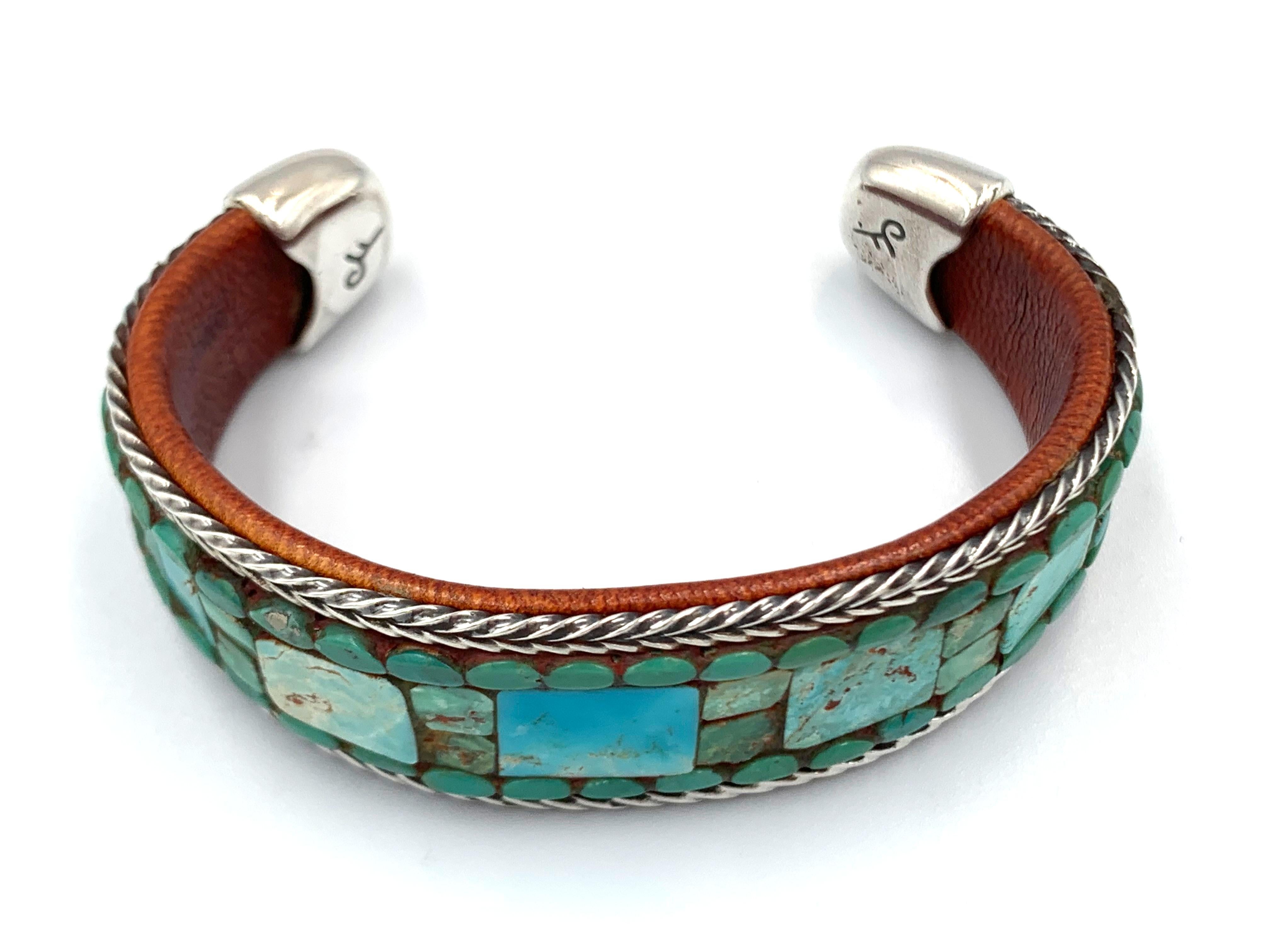 Questa creazione contemporanea è realizzata da uno dei nostri artigiani contemporanei preferiti, Charlie Favour, i cui polsini sono spesso riconoscibili per il loro particolare rivestimento in pelle. Questa bellezza chic è una combinazione colorata