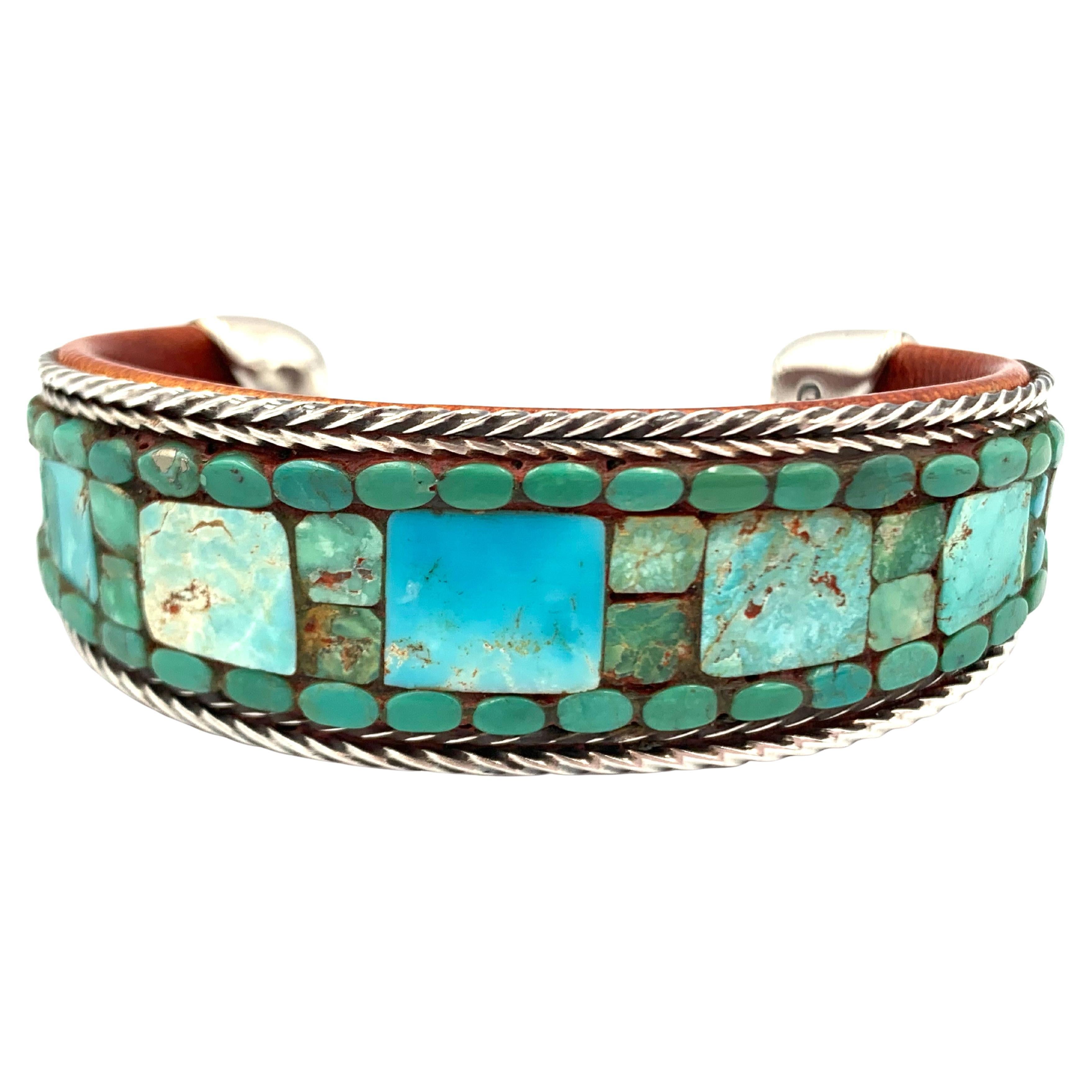 Manchette contemporaine doublée de cuir avec incrustation de turquoise par Charlie Favour