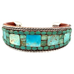 Manchette contemporaine doublée de cuir avec incrustation de turquoise par Charlie Favour