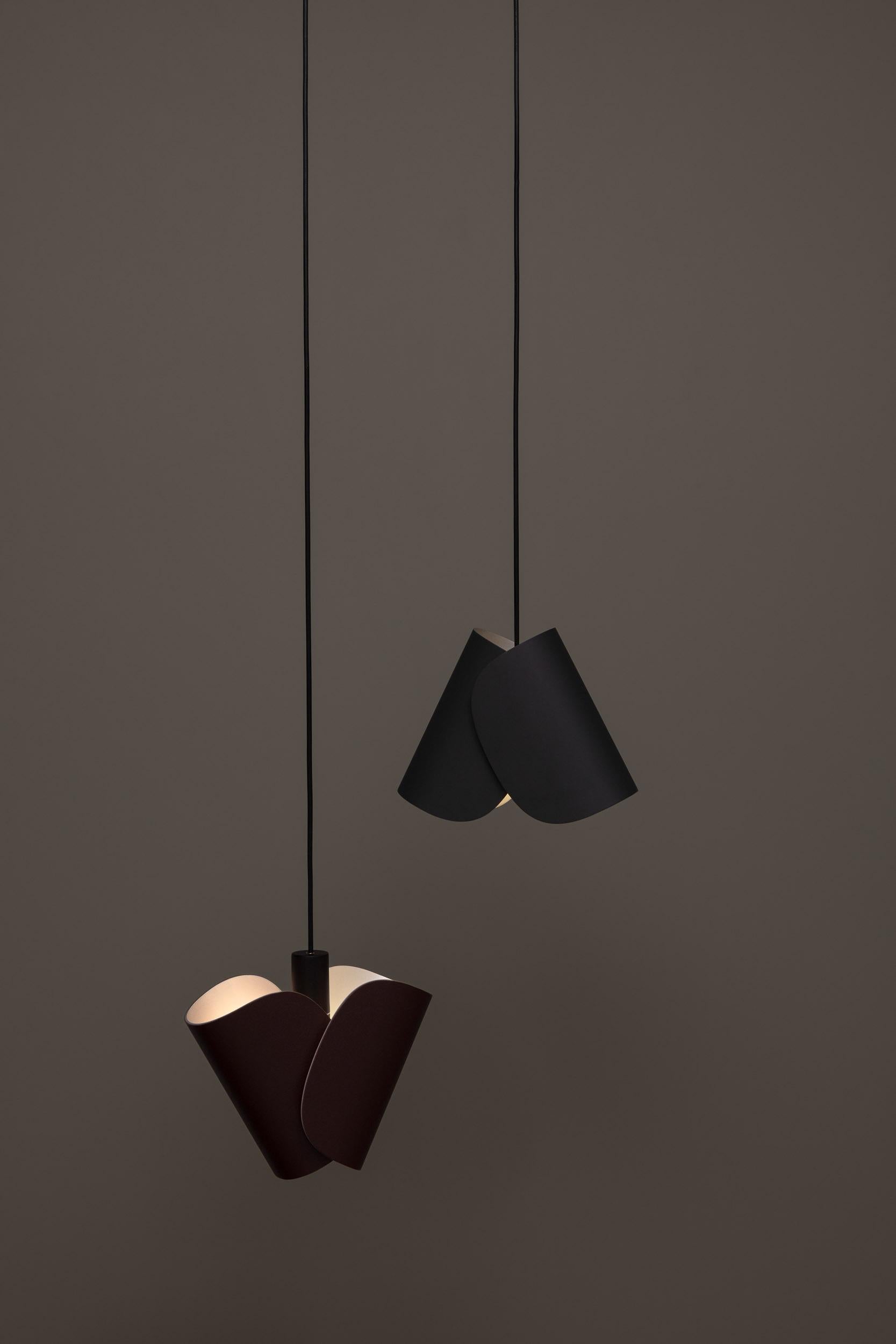 Lampe pendante Flip par Sebastian Herkner x AGO Lighting
Lampe suspendue en cuir marron

Matériaux : Aluminium 
Source de lumière : E14
Watt. Max 20 W 
Longueur du câble : 3M 

Couleurs disponibles en aluminium :
Fusain, chocolat, vert