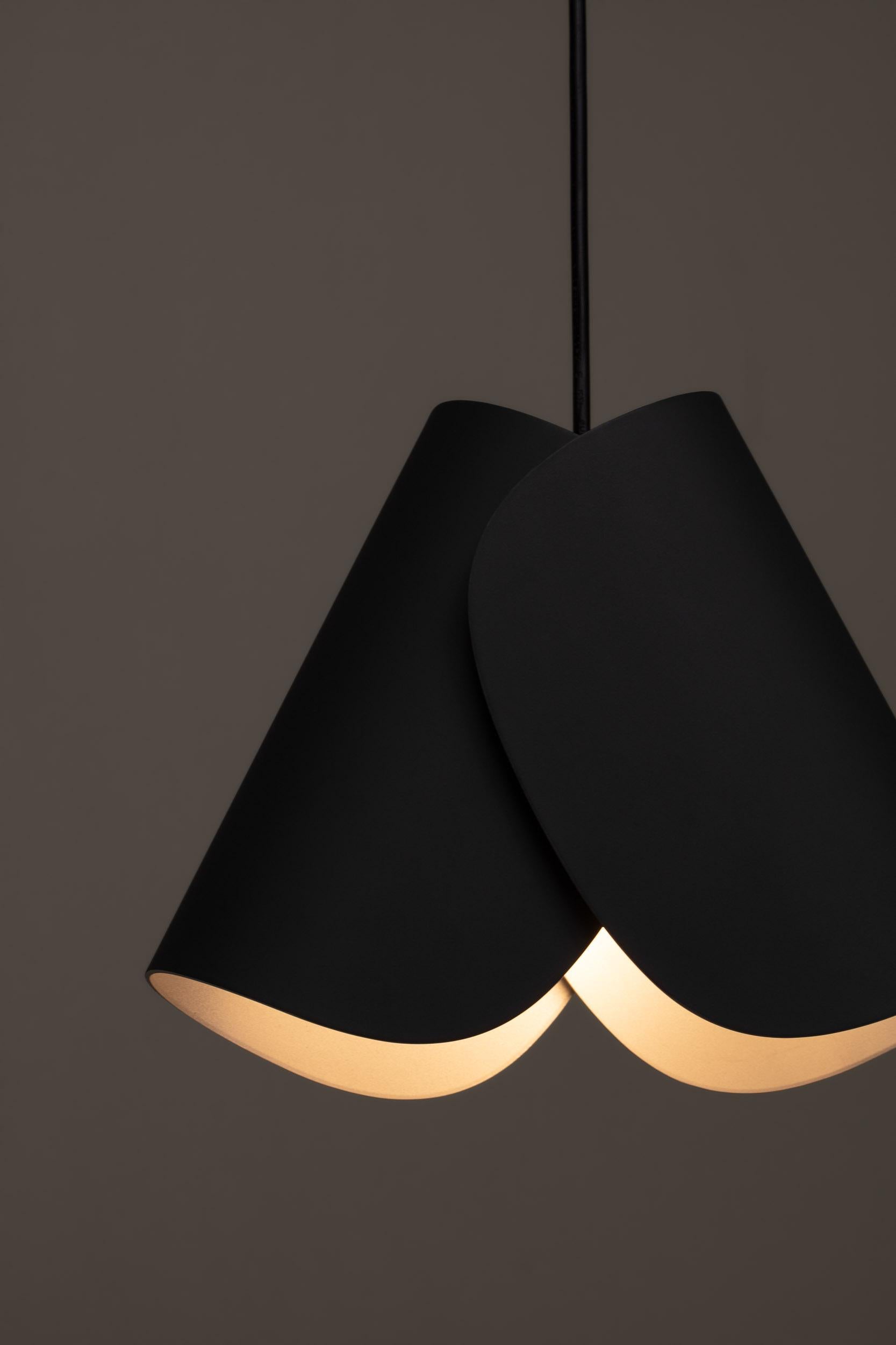 Organique Lampe à suspension contemporaine en cuir 'Flip' de Sebastian Herkner x AGO, marron  en vente