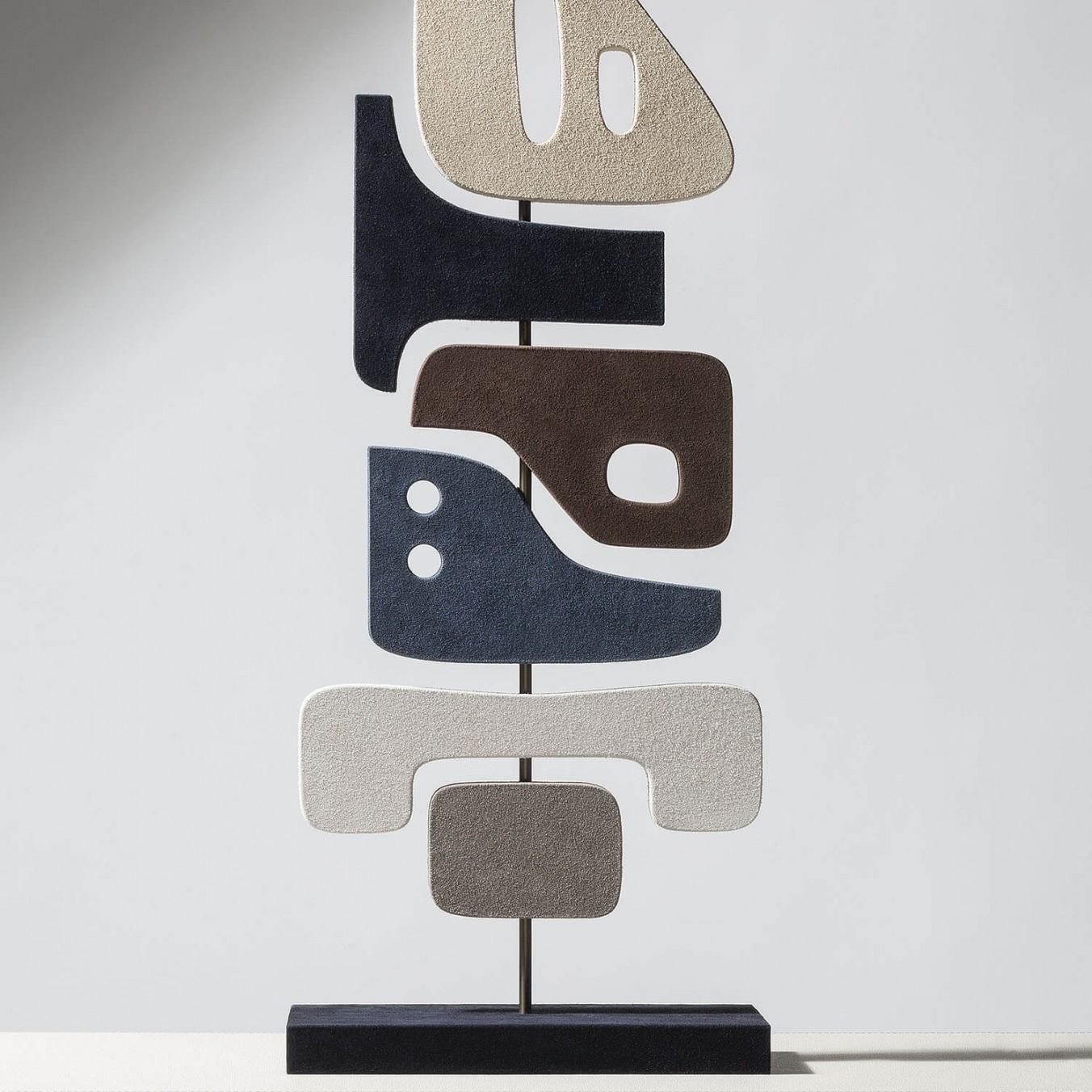 Zeitgenössische Lederskulptur - Tabou 3 von Stephane Parmentier für Giobagnara.

Diese zeitgenössischen Totems, eine Mischung aus Space-Age-Design und Stammeskunst, sind großartige Dekorationsstücke, die eine Verbindung zwischen Abstraktion und