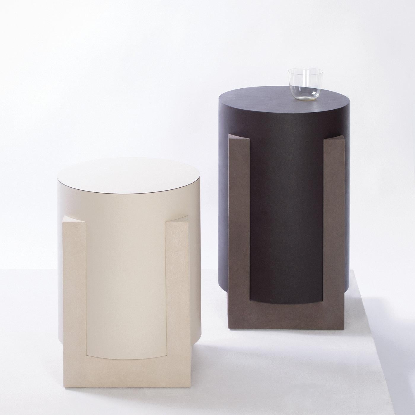 Contemporary leather side table - Palazzo by Stephane Parmentier for Giobagnara.
The object presented in the image has following finish: F09 Brown Nappa Leather and A24 Smoke Suede Leather (base).

The Palazzo Collection pays homage to the