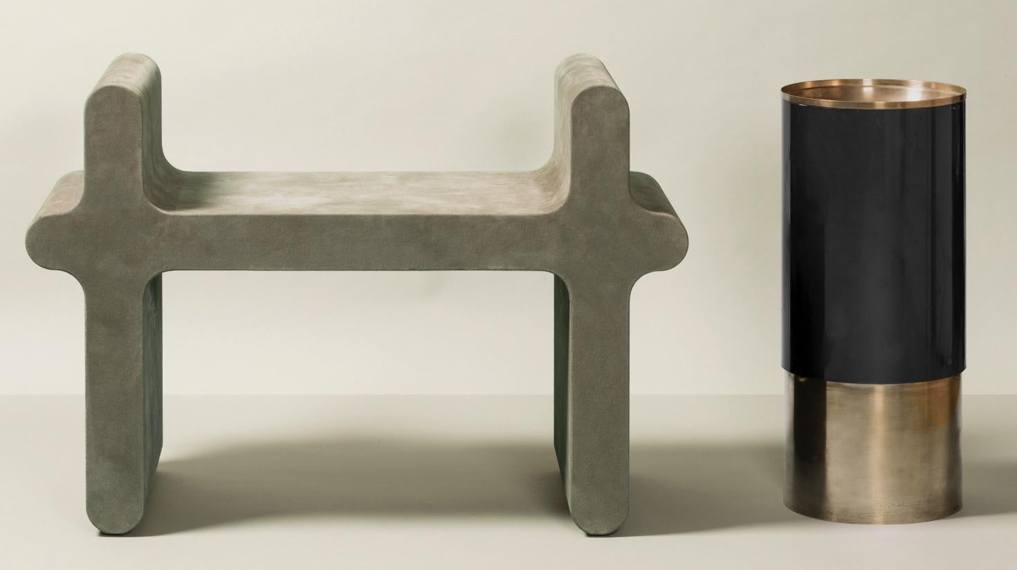Moderner Hocker aus Wildleder - Ossicle N.1 von Francesco Balzano für Giobagnara.
Das auf dem Bild dargestellte Objekt hat folgende Ausführung: A69 Salbei Wildleder.

Als Teil einer einzigartigen und innovativen Serie mit monolithischen Sitzen,