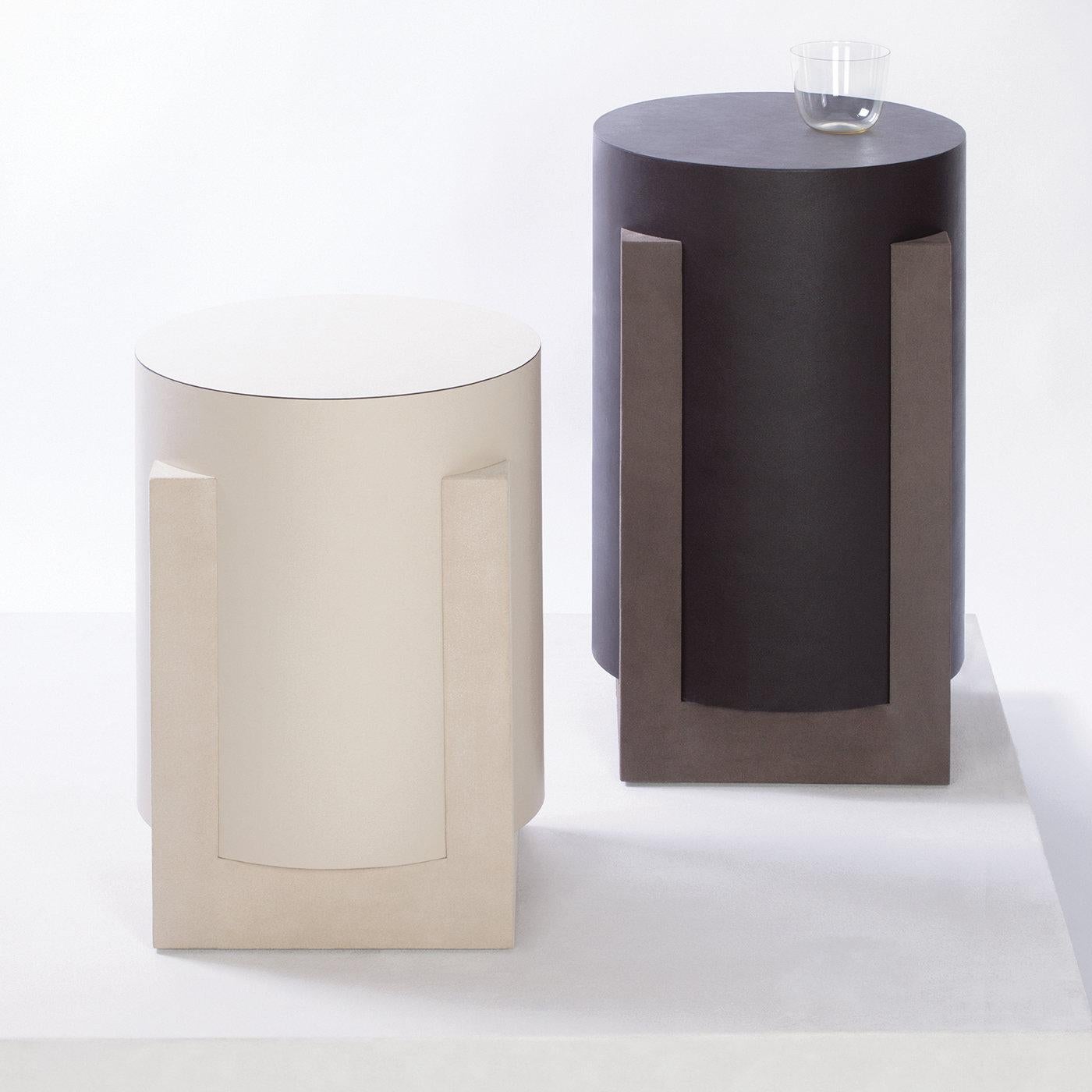 Contemporary leather stool - Palazzo by Stephane Parmentier for Giobagnara.
The object presented in the image has following finish: F95 Off White Nappa Leather and A06 Ivory Suede Leather (base).

Characterized by an intersection of pure shapes