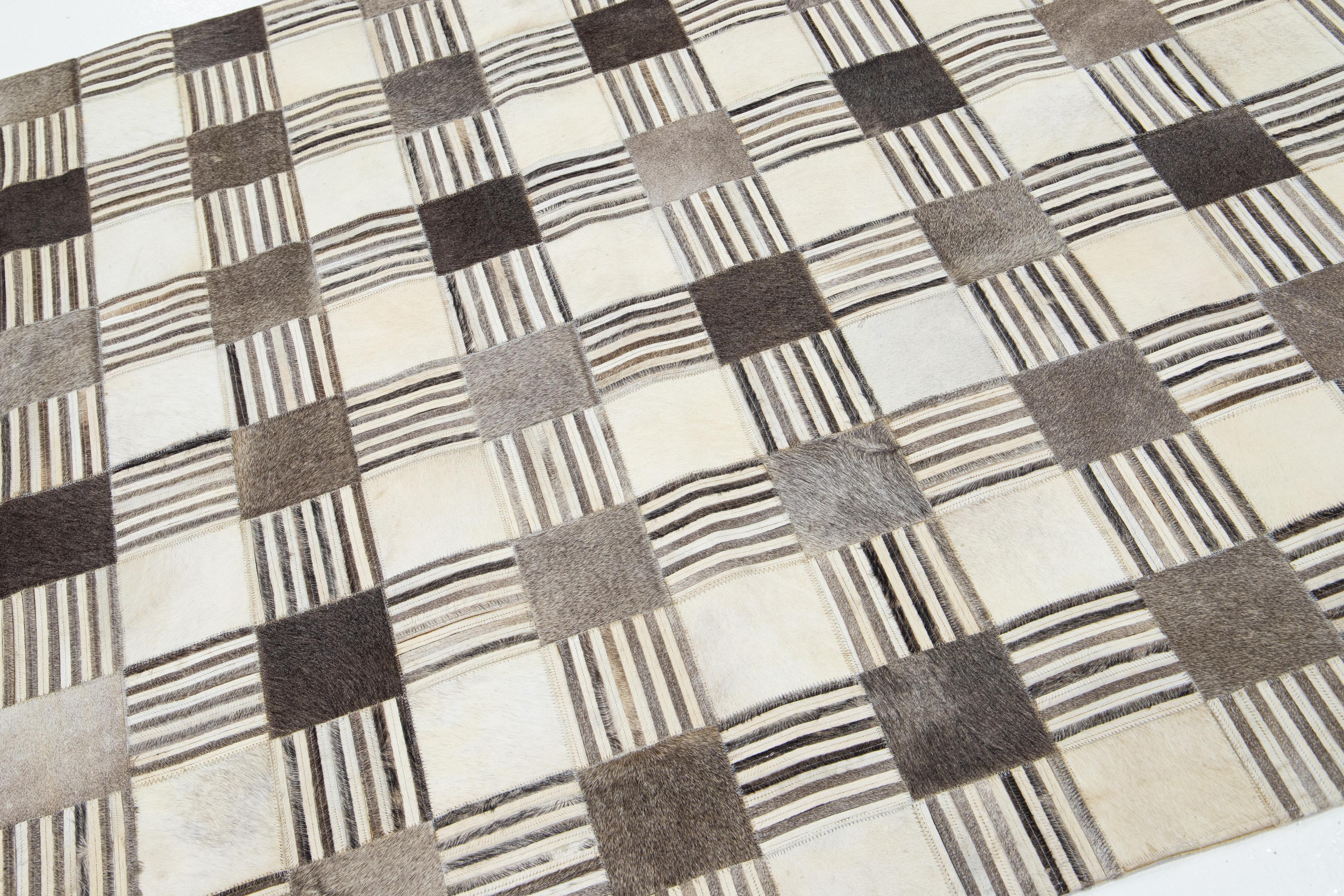 Contemporary Leather/Wool Patch Rug In Earthy Tones (Rustikal) im Angebot