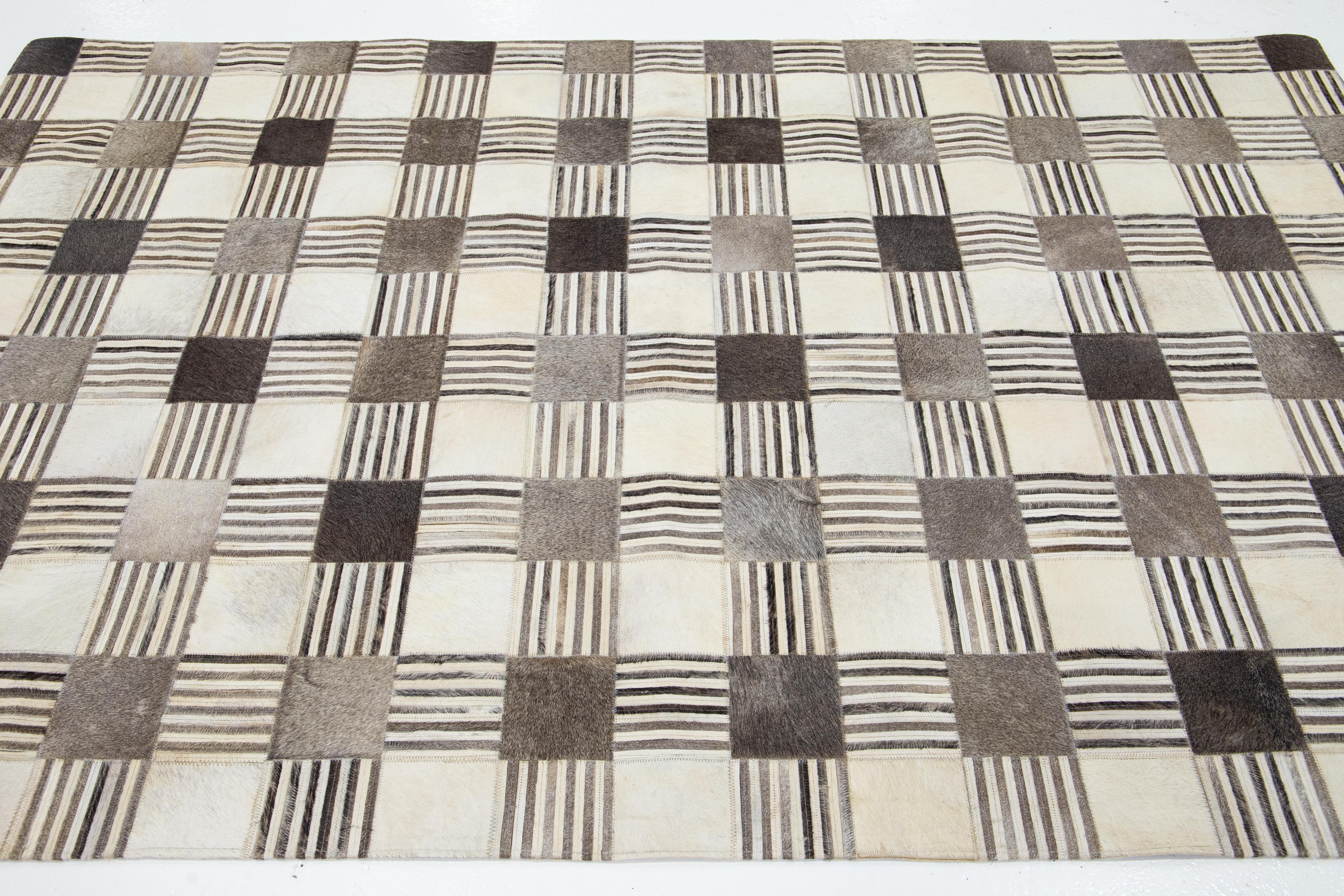 Contemporary Leather/Wool Patch Rug In Earthy Tones (Indisch) im Angebot