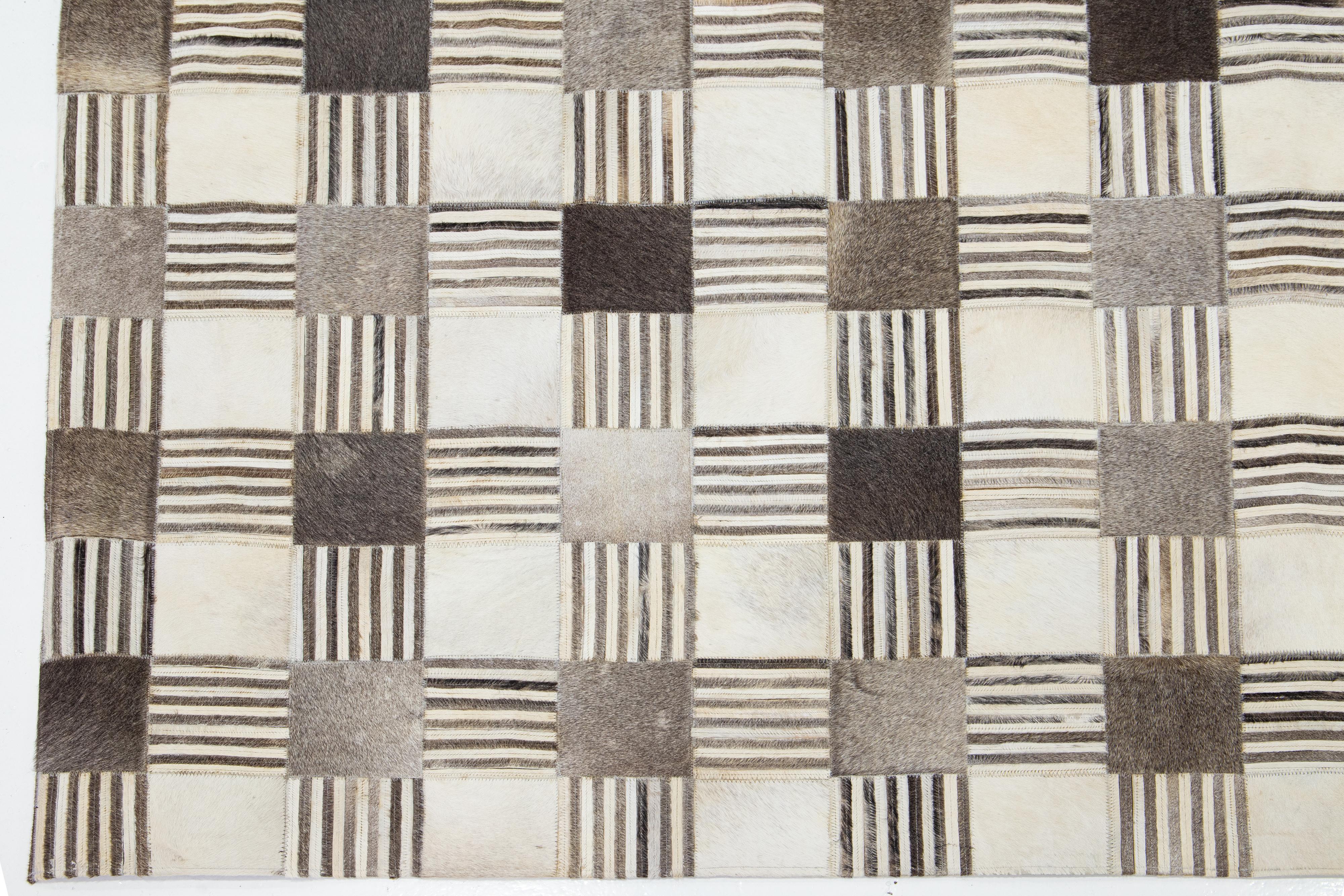 Contemporary Leather/Wool Patch Rug In Earthy Tones im Zustand „Neu“ im Angebot in Norwalk, CT