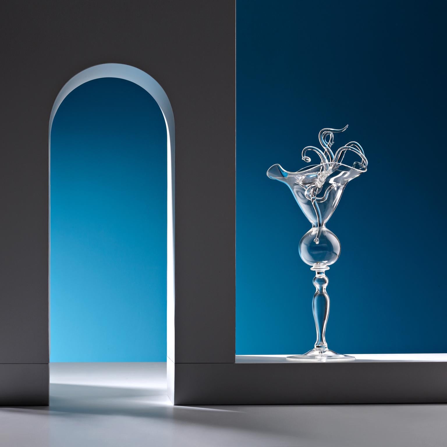 Skulpturaler Becher aus mundgeblasenem Glas 