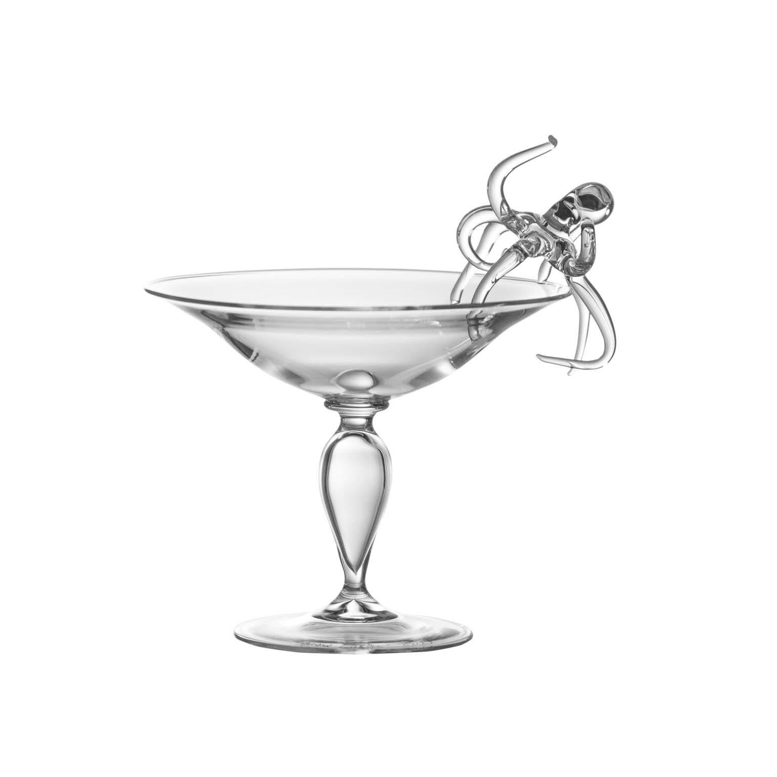 Questa tazza in vetro incolore soffiato a mano dall'artista italiano Simone Crestani presenta un raffinato gambo a balaustro coronato da un polipo scolpito applicato al vaso. Il pezzo fonde l'eleganza classica con la vitalità marina, unendo la