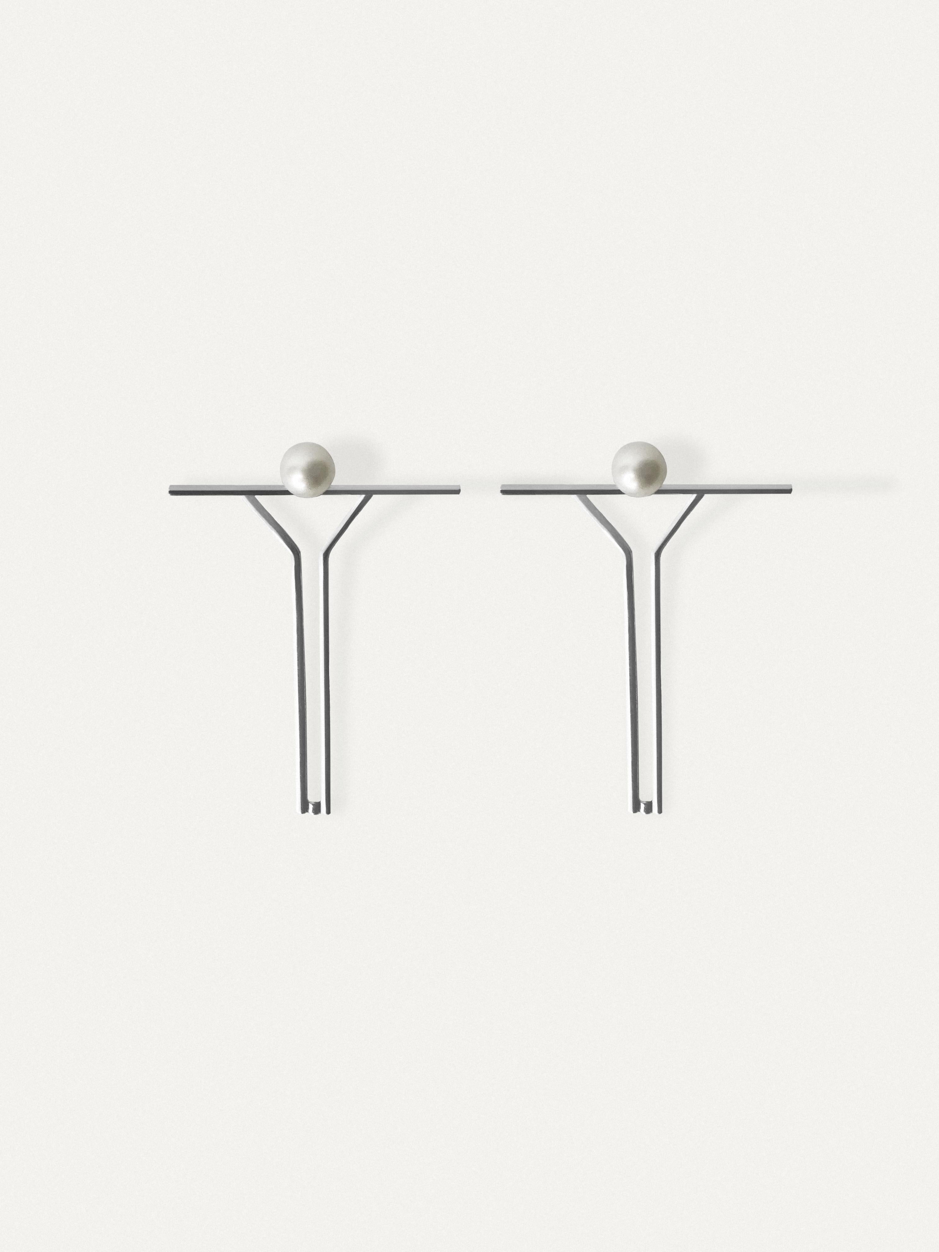 Modern Contemporary lever-back Minimalistic Every Day Stud silver Earrings with pearls For Sale