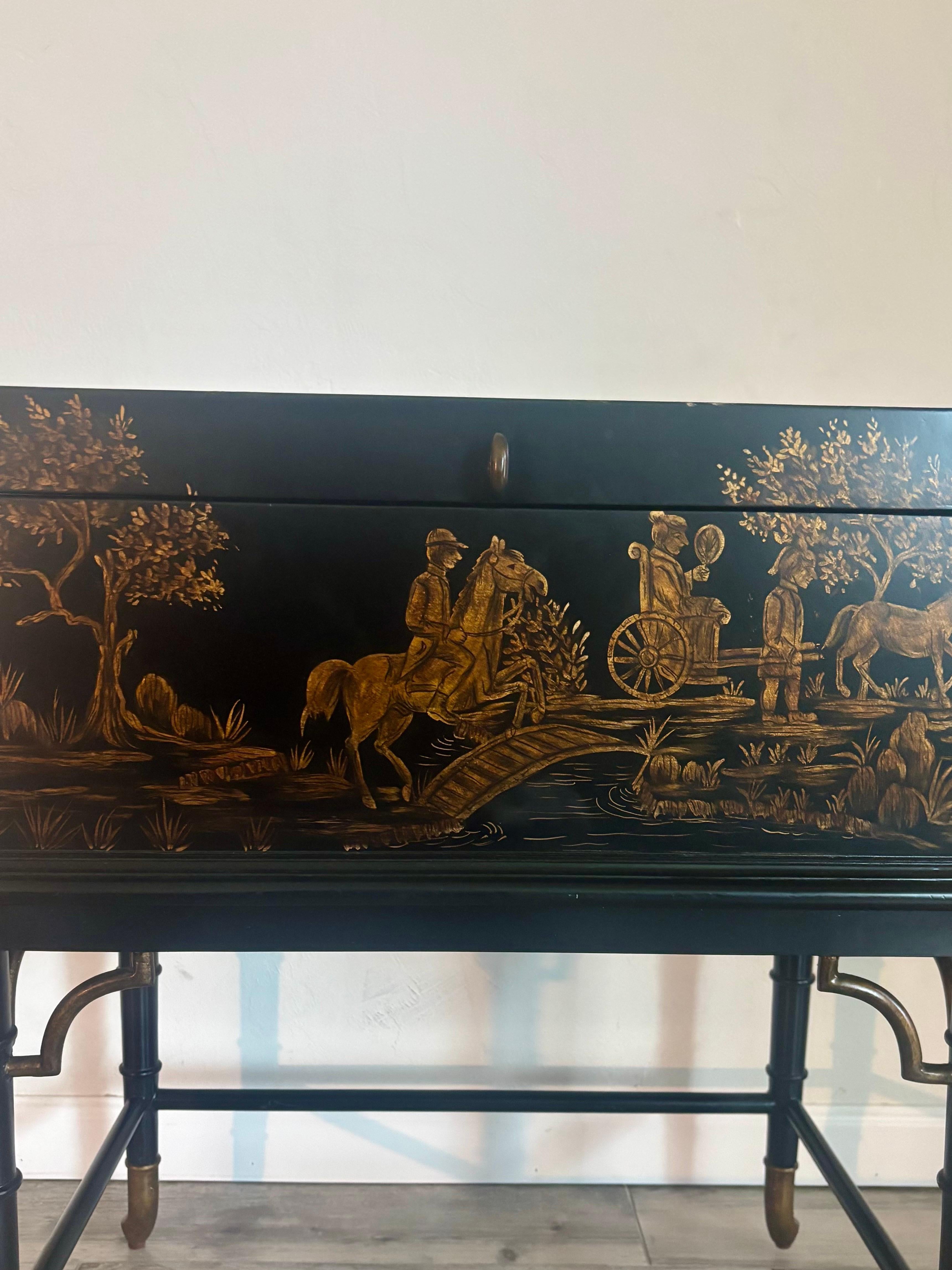 Eine schöne Kommode im Chinoiserie-Stil auf einem Ständer der Firma Lexington. Handbemalt. 

Fachmännisch hergestellt auf den Philippinen. 

Schwarz lackierte Box und Ständer mit goldfarbenen Details. 

Ständer aus Bambusimitat mit Füßen mit