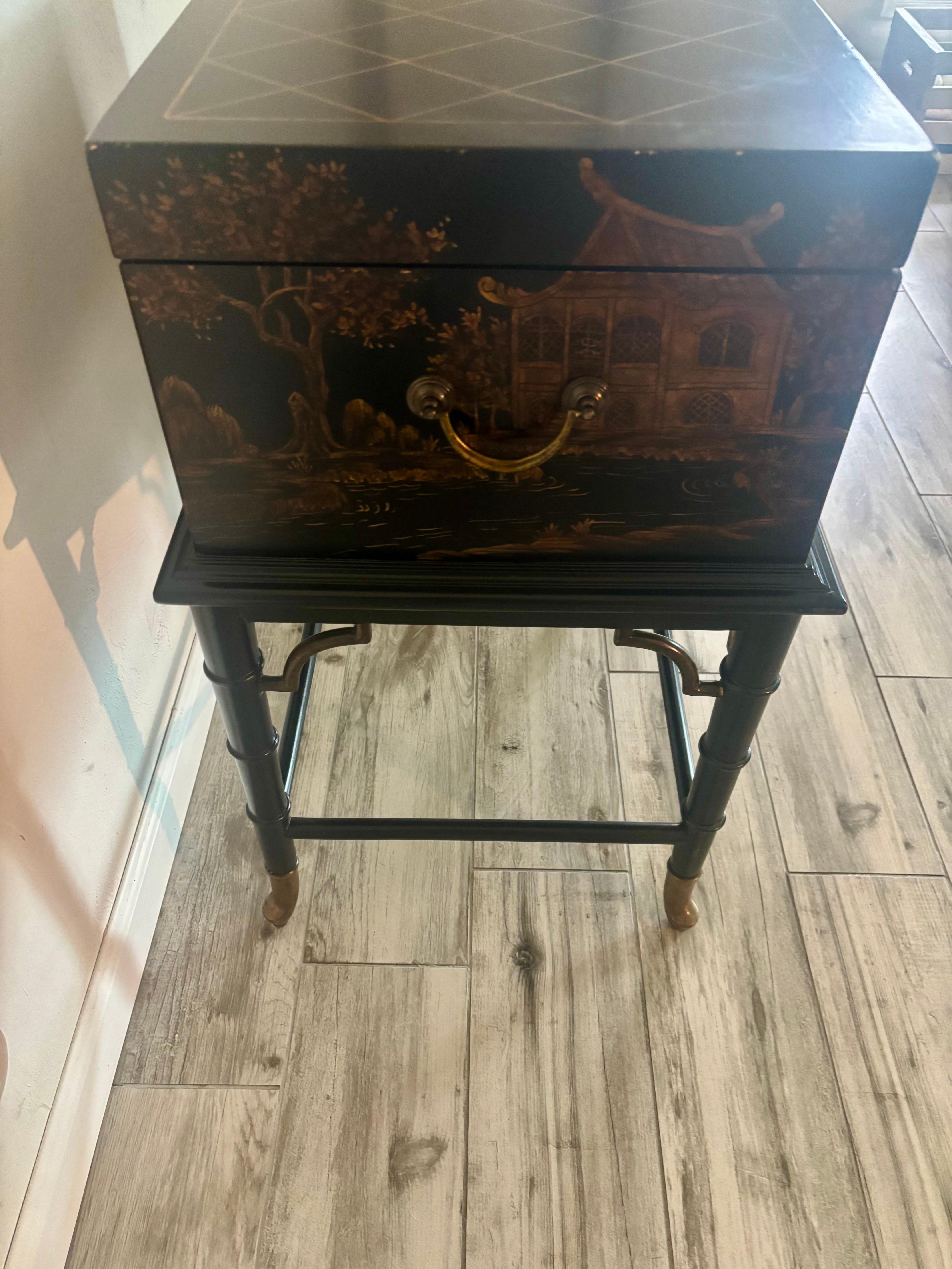 Zeitgenössische Lexington Chinoiserie-Reisetruhe aus Bambusimitat (Holz) im Angebot