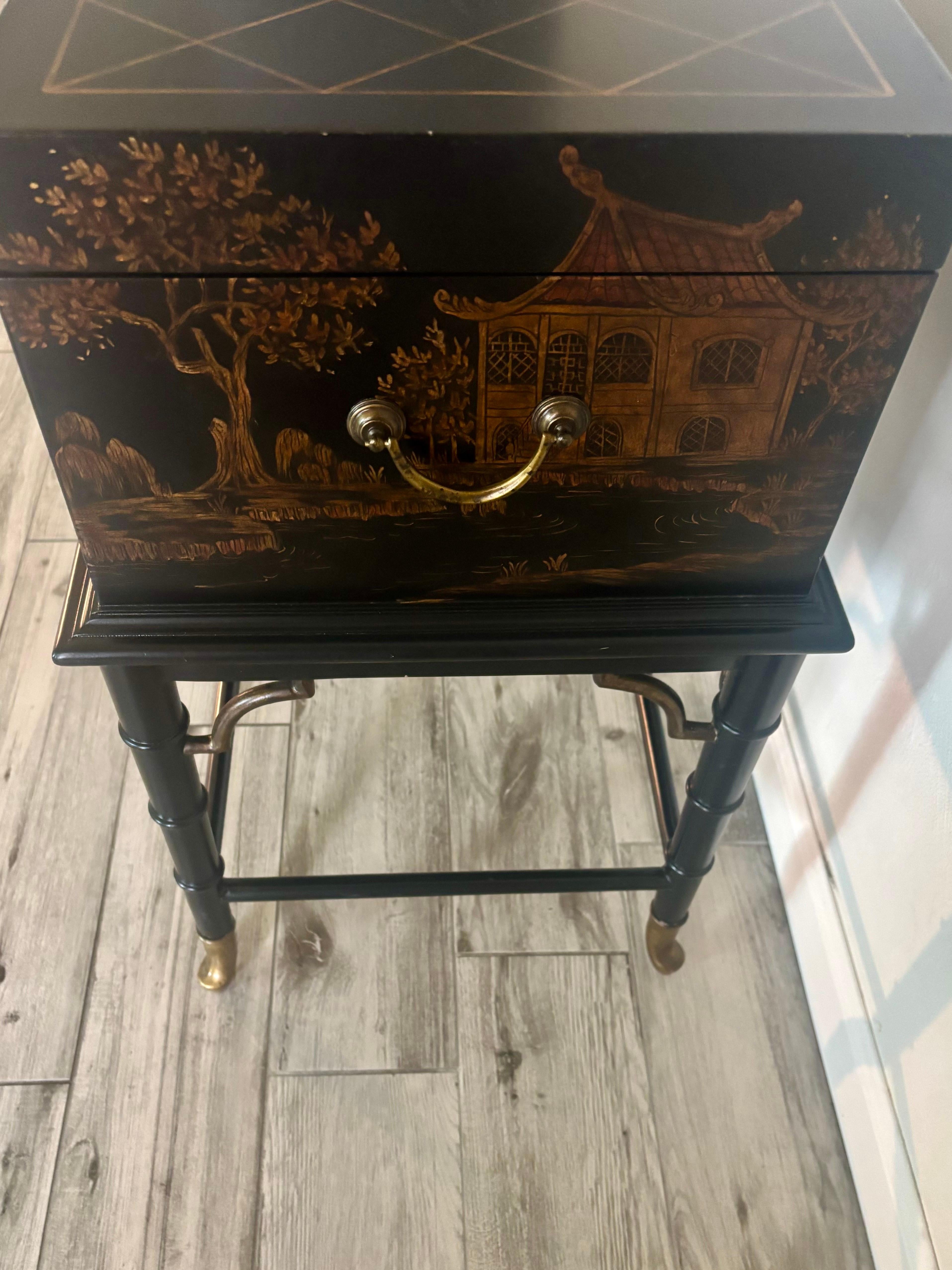 Zeitgenössische Lexington Chinoiserie-Reisetruhe aus Bambusimitat im Angebot 1