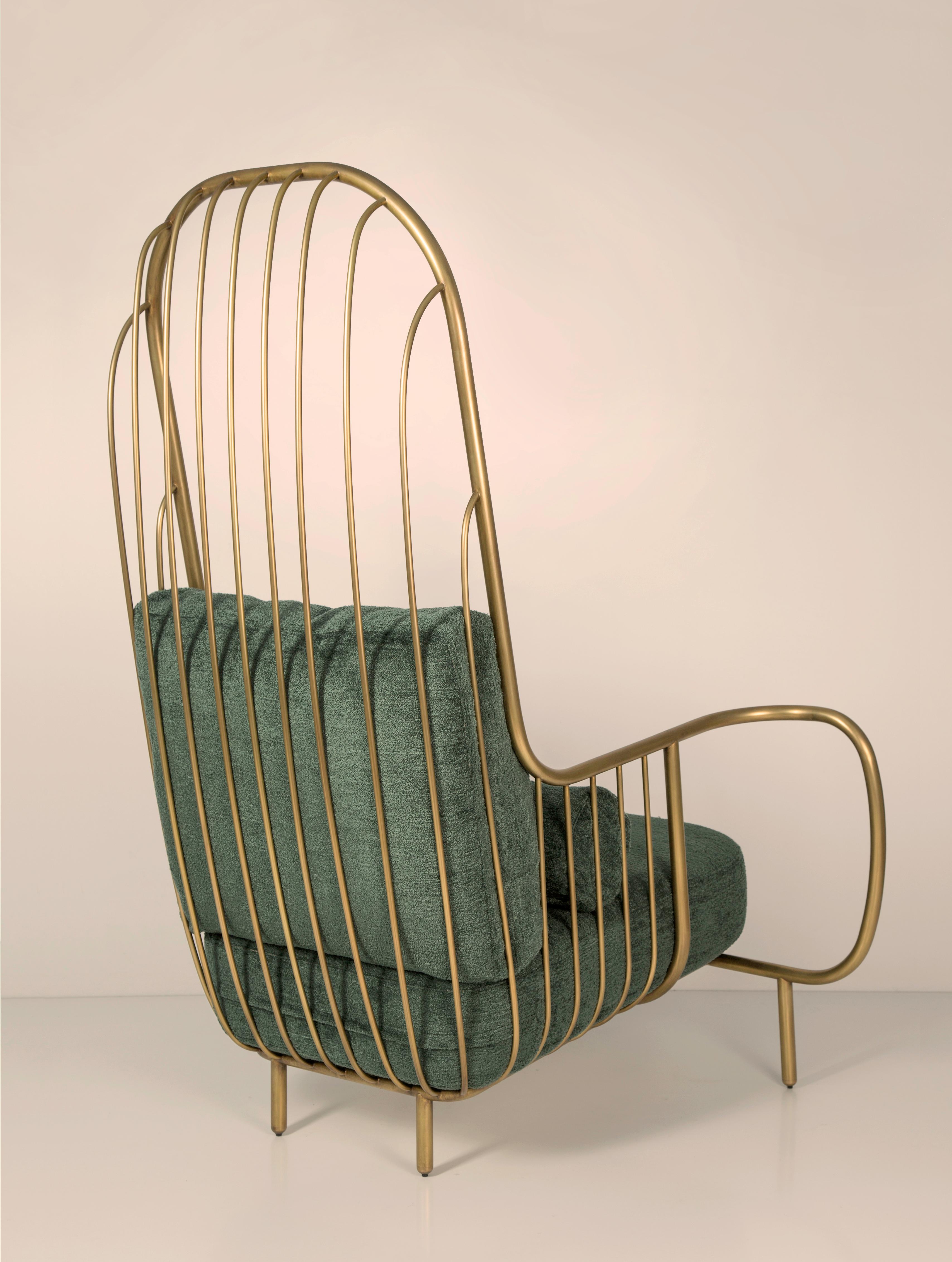 Zeitgenössischer Liberty-Sessel mit hoher Rückenlehne aus gealtertem Messing und grünen Boucl-Kissen (Moderne) im Angebot