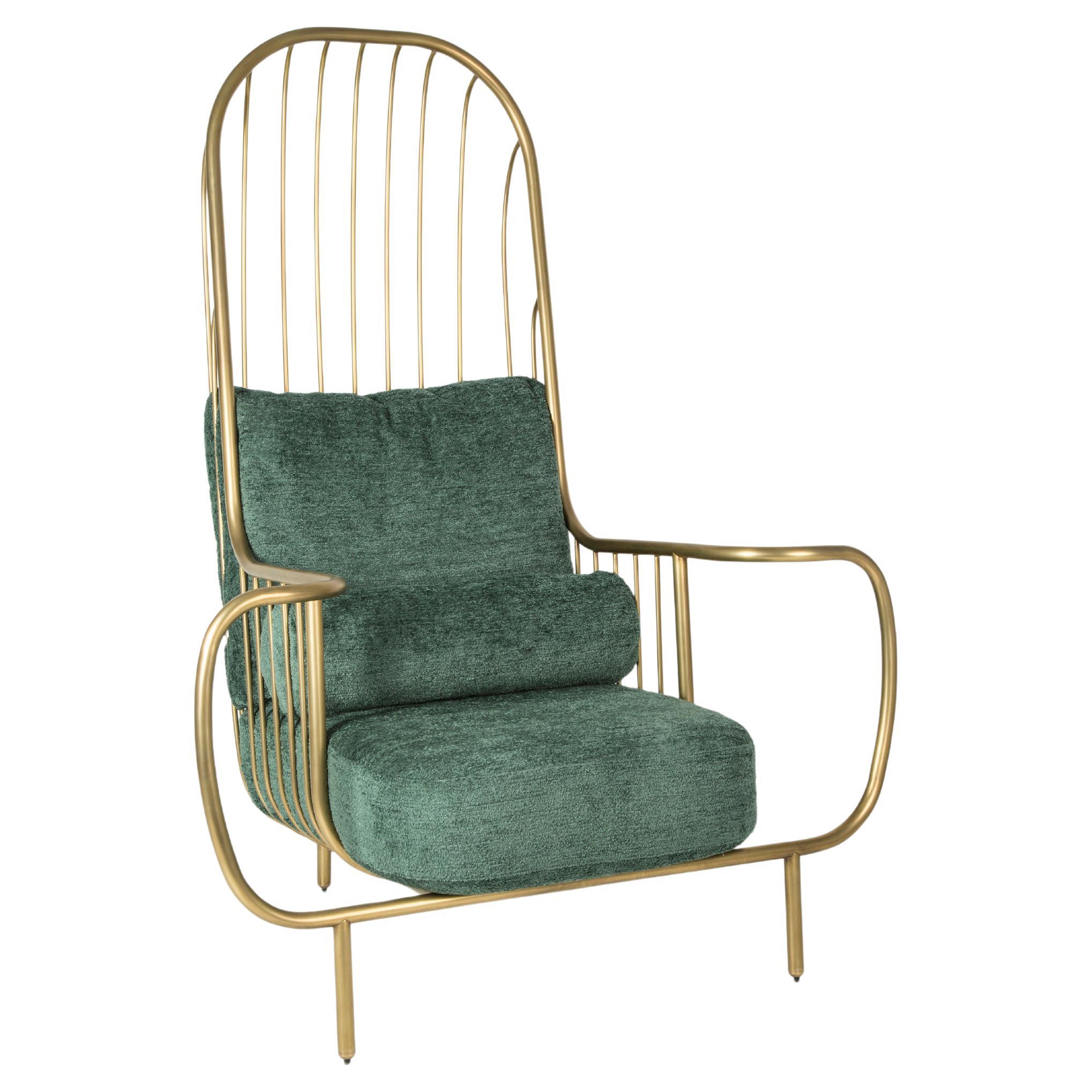 Zeitgenössischer Liberty-Sessel mit hoher Rückenlehne aus gealtertem Messing und grünen Boucl-Kissen im Angebot