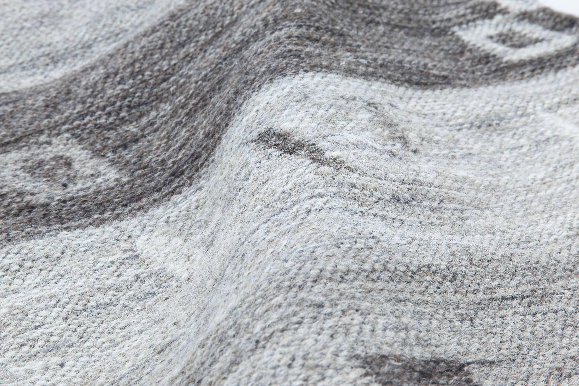 Tapis contemporain en laine tissée à plat, gris clair et gris foncé, par Doris Leslie Blau.
Taille : 137 × 196 cm (4'6