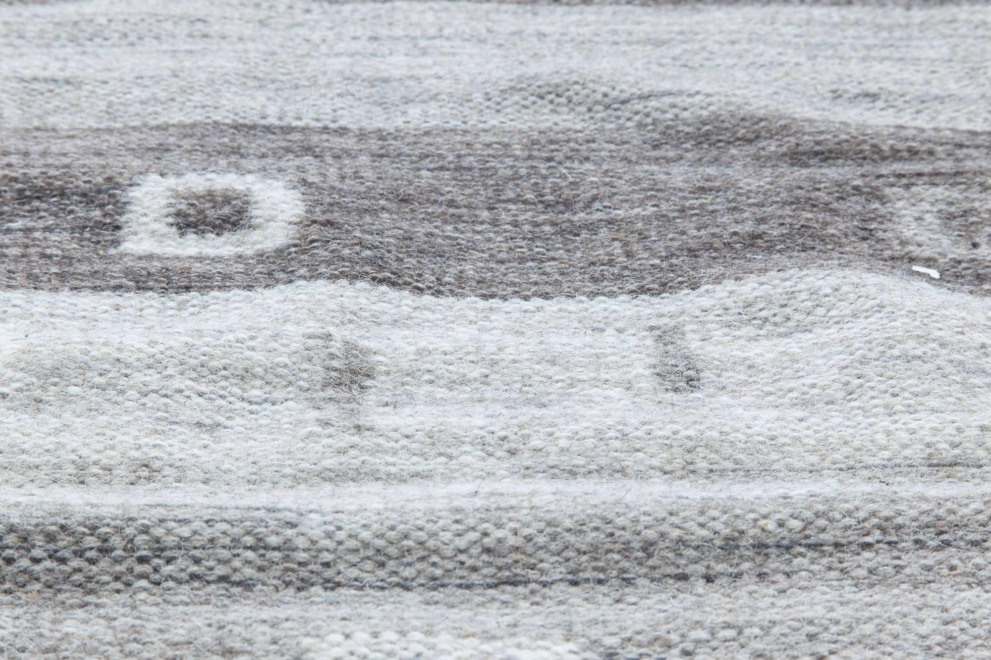 Indiano Tappeto contemporaneo in lana a trama piatta grigio chiaro e scuro di Doris Leslie Blau in vendita