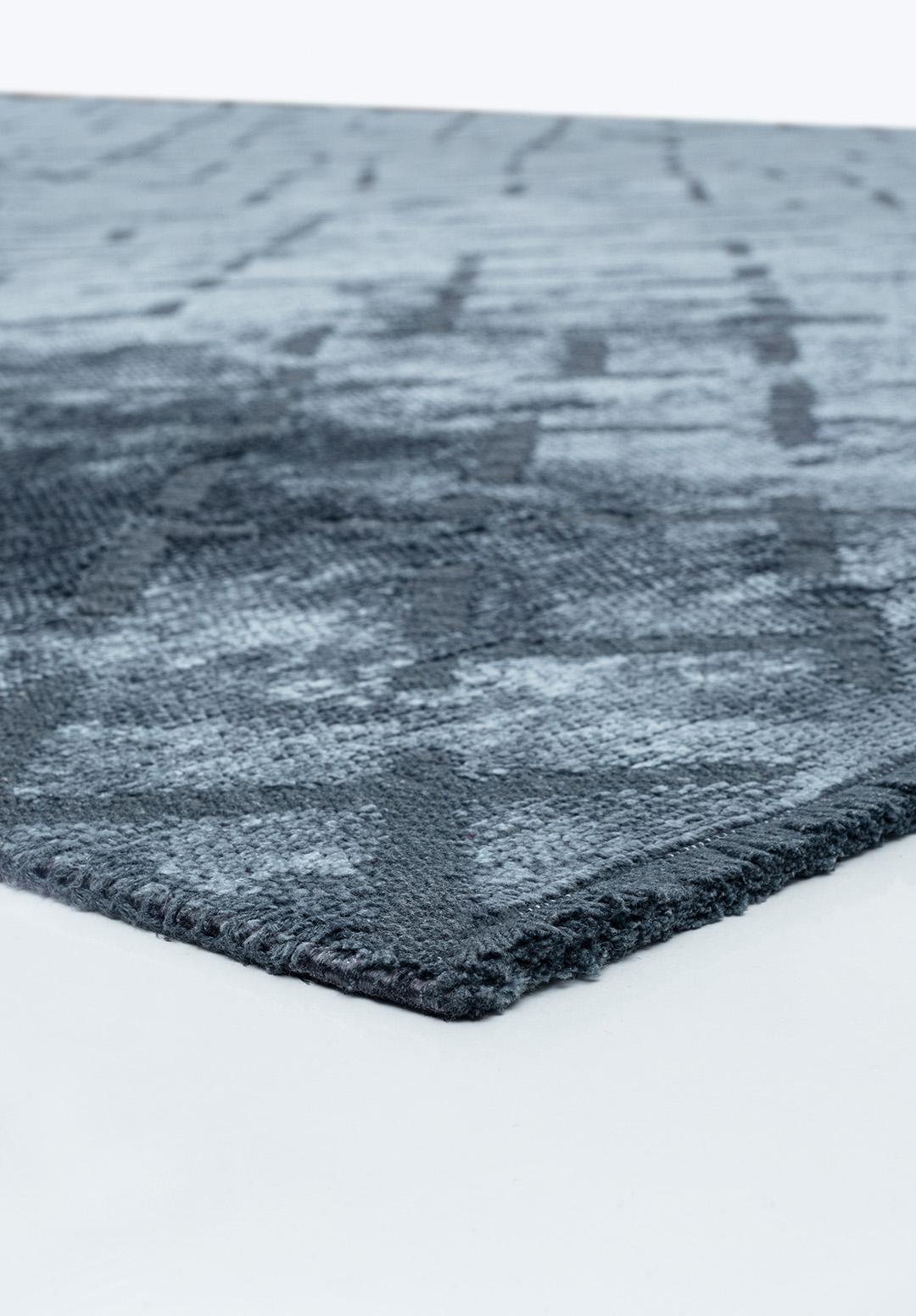 La collezione Rapture è una collezione di tappeti di fascia alta che comprende 29 opzioni di design, in 155 combinazioni di design e colori, per un totale di 620 combinazioni di design-colori-dimensioni. Questi tappeti si adattano bene agli interni