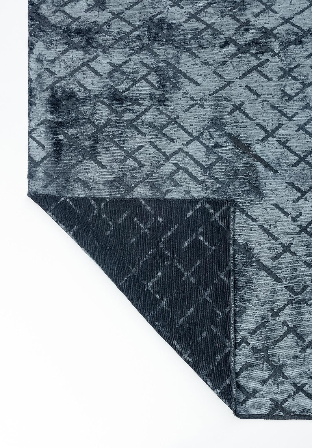Zeitgenössischer hellblauer Teppich mit abstraktem Rapportmuster, mit oder ohne Fransen (Türkisch) im Angebot