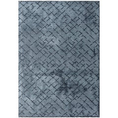Zeitgenössischer hellblauer Teppich mit abstraktem Rapportmuster, mit oder ohne Fransen