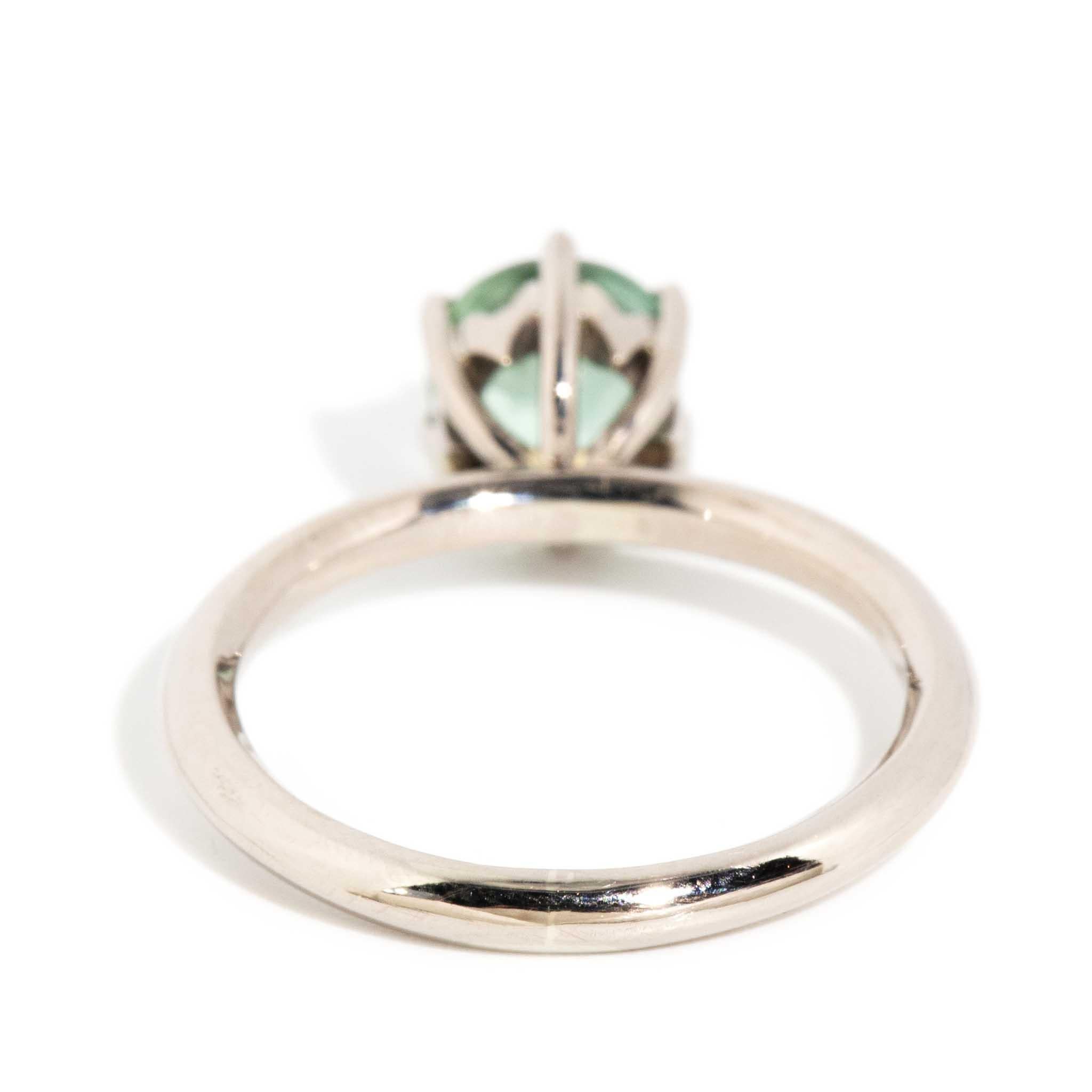 Bague contemporaine en or blanc 18 carats avec solitaire en tourmaline ovale vert clair en vente 4