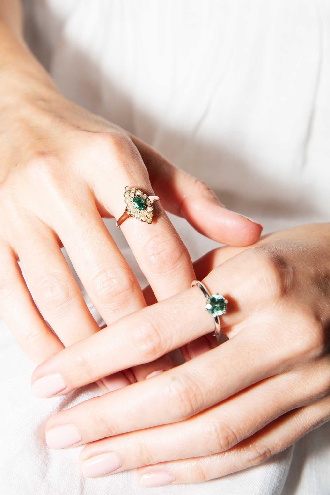 Simple et douce, la bague Midori est un bijou pour toutes les occasions. Whiting en or blanc 18 carats, sa tourmaline verte est sertie pour lui permettre de se prélasser dans la lumière de la nature.  Un style classique avec une touche de vert