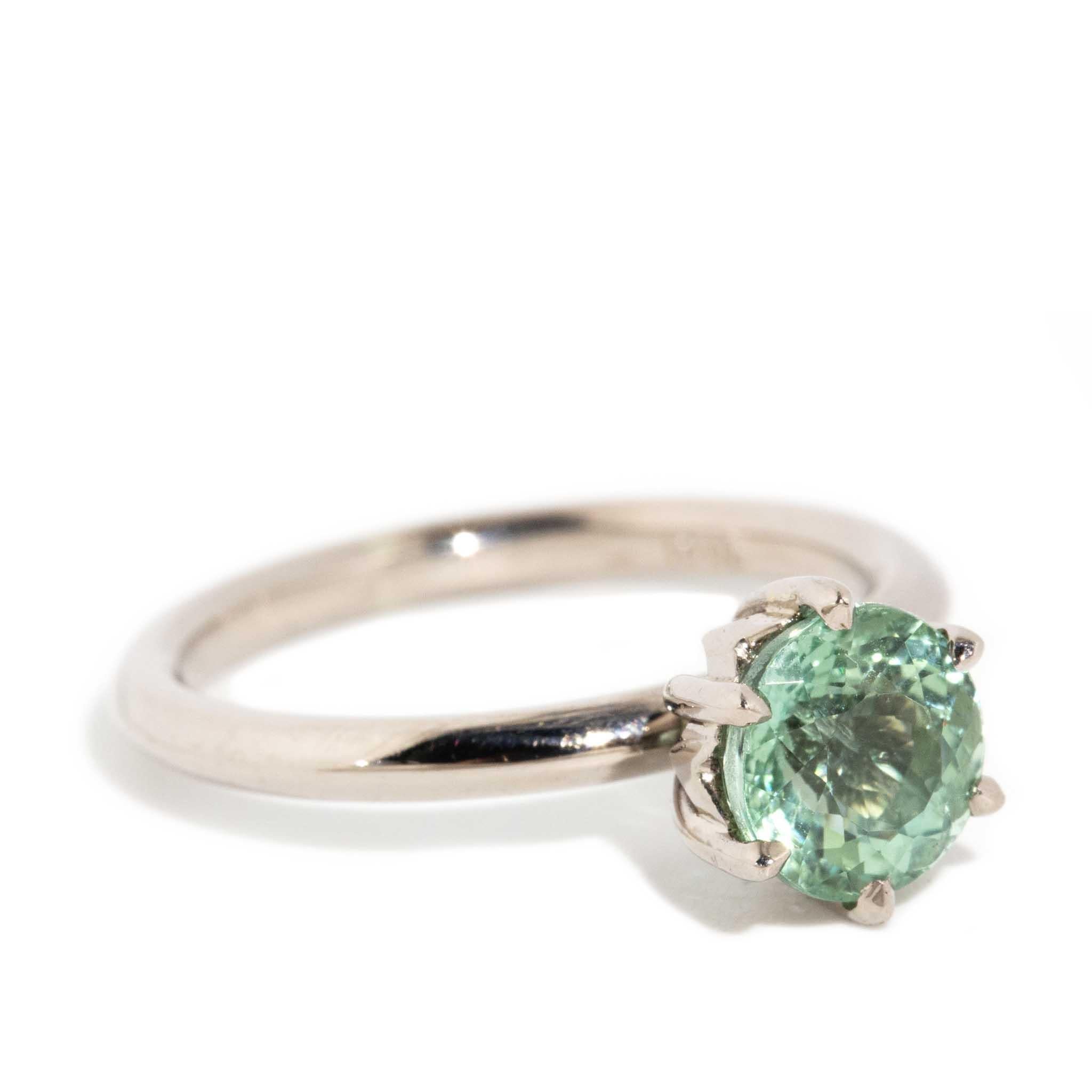 Contemporain Bague contemporaine en or blanc 18 carats avec solitaire en tourmaline ovale vert clair en vente