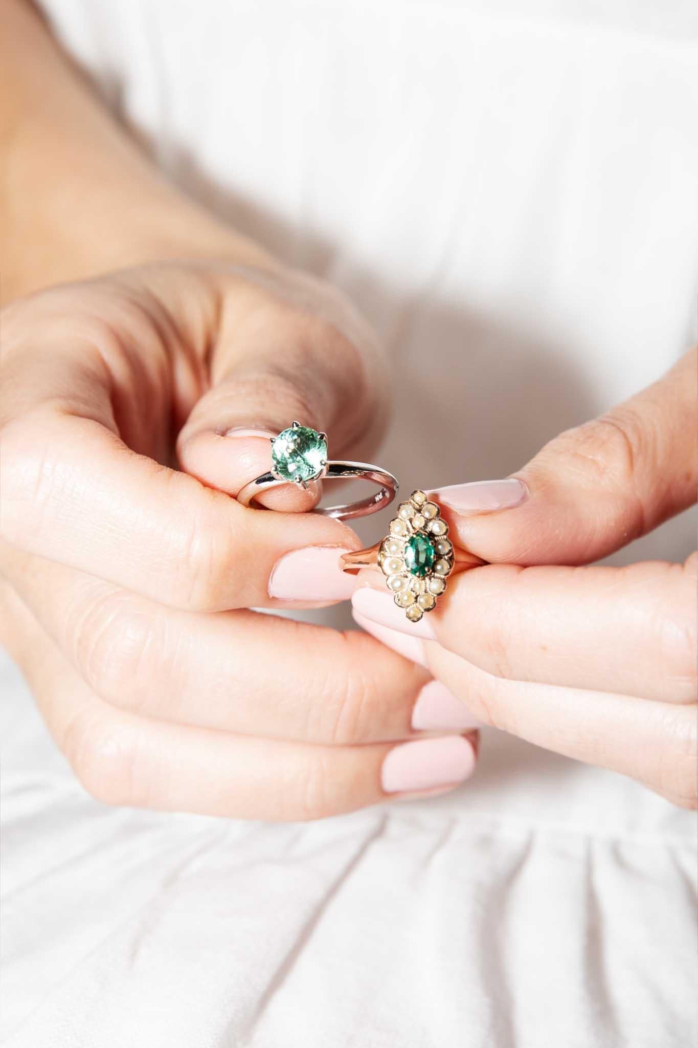 Taille ovale Bague contemporaine en or blanc 18 carats avec solitaire en tourmaline ovale vert clair en vente