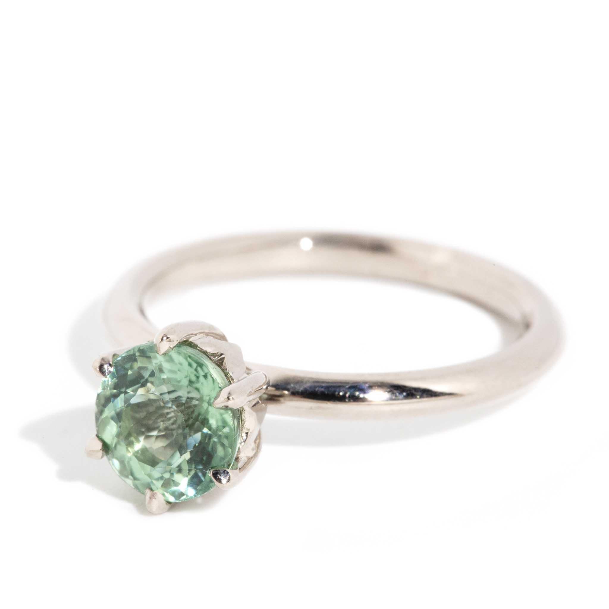 Bague contemporaine en or blanc 18 carats avec solitaire en tourmaline ovale vert clair Bon état - En vente à Hamilton, AU