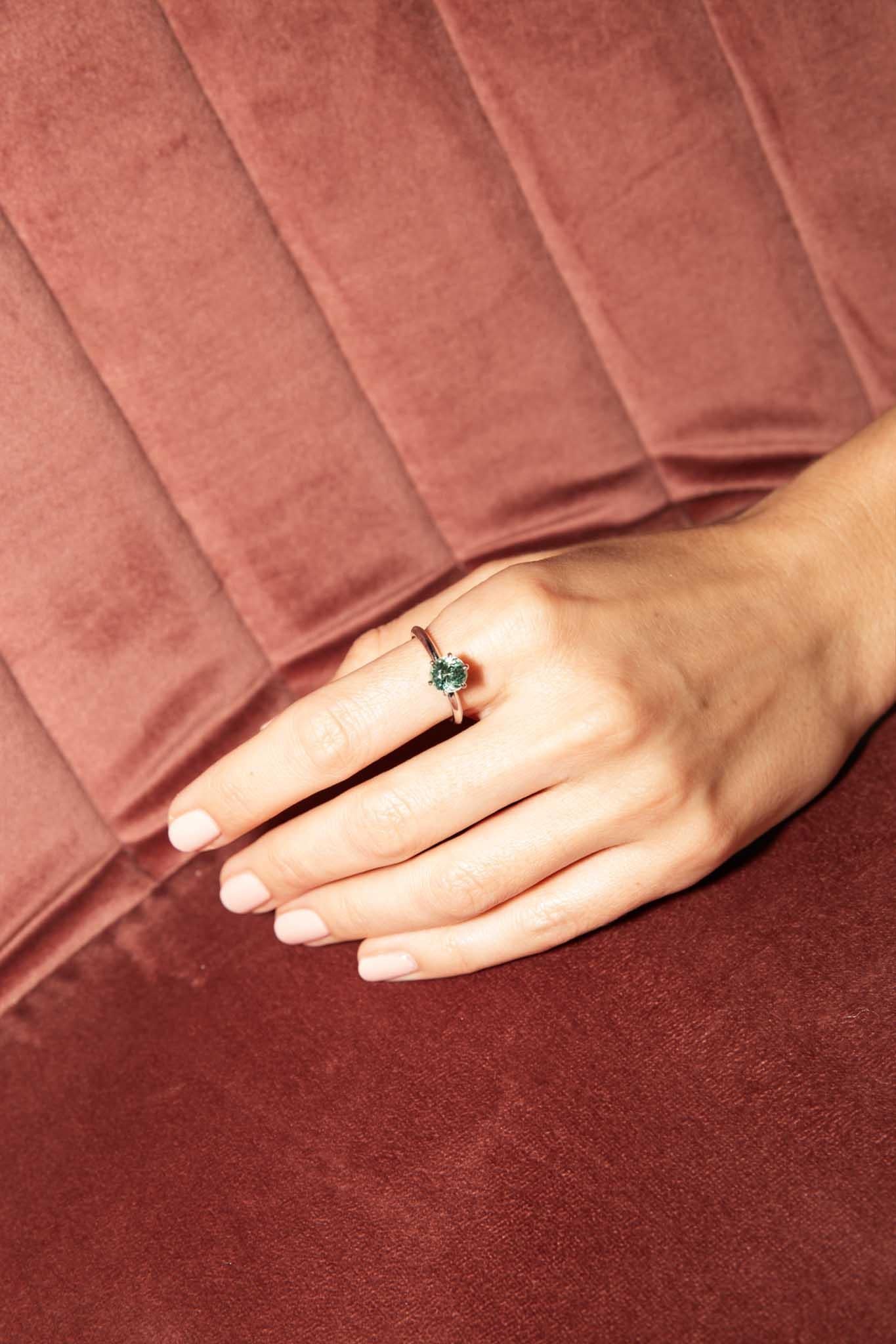 Bague contemporaine en or blanc 18 carats avec solitaire en tourmaline ovale vert clair Pour femmes en vente