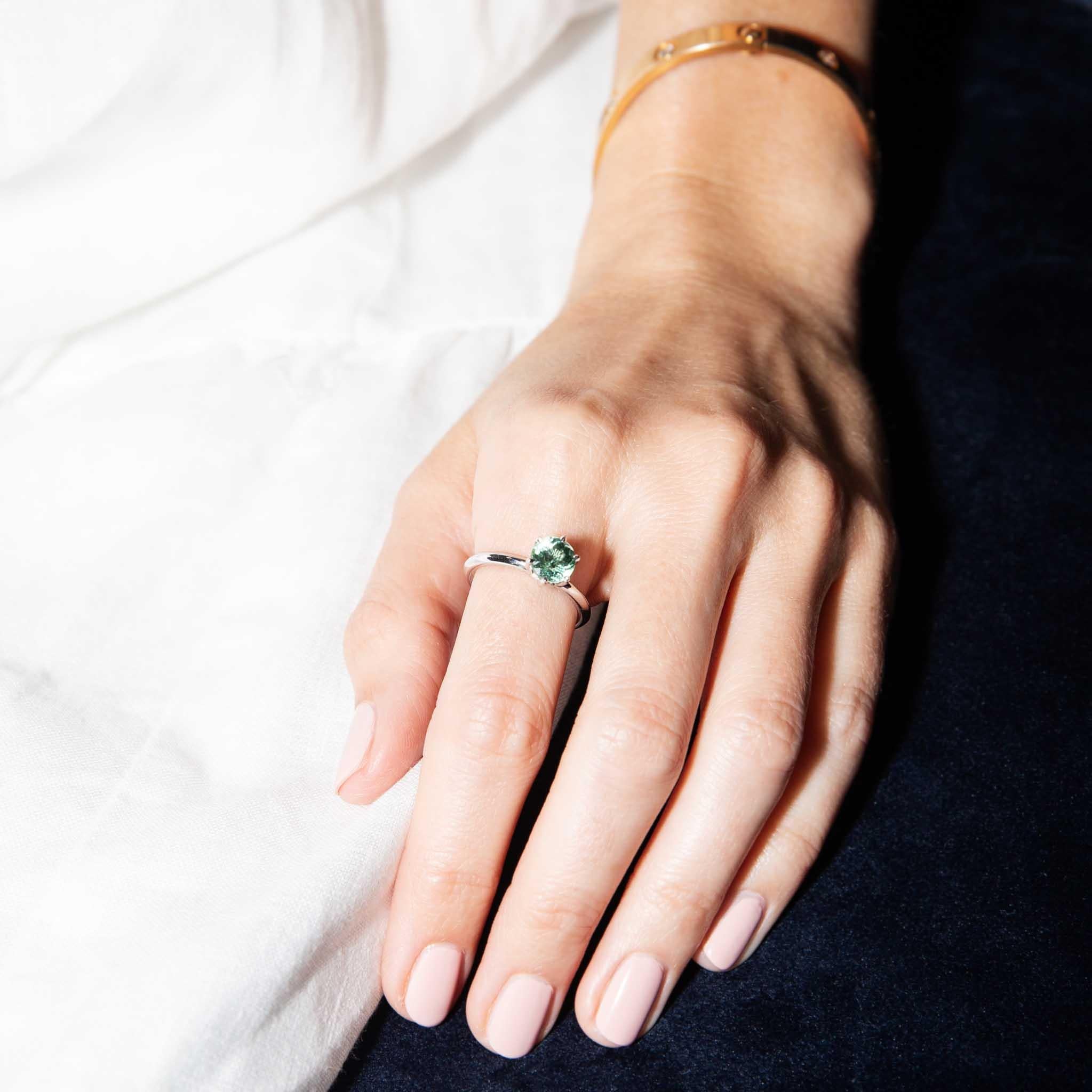 Bague contemporaine en or blanc 18 carats avec solitaire en tourmaline ovale vert clair en vente 1