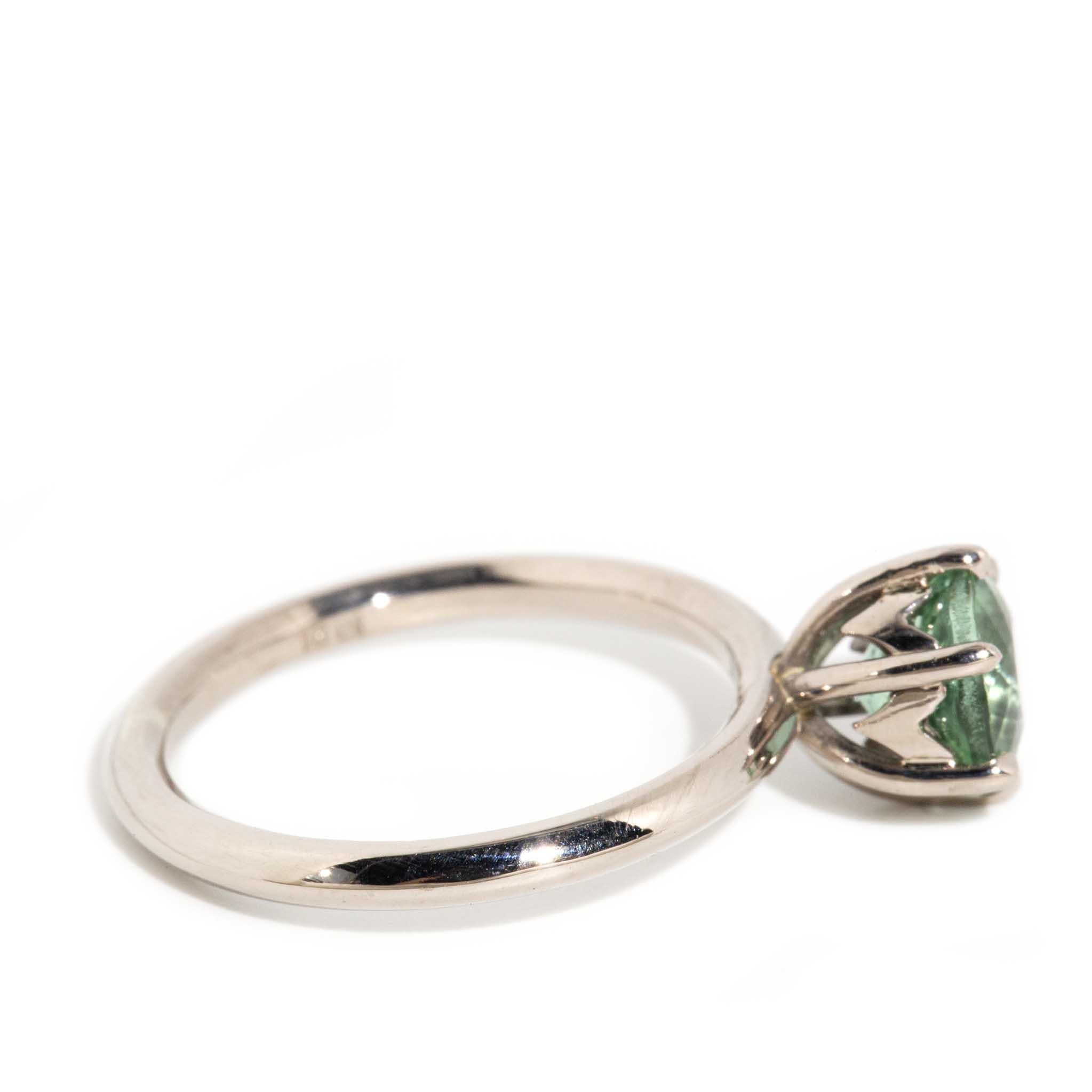 Bague contemporaine en or blanc 18 carats avec solitaire en tourmaline ovale vert clair en vente 2