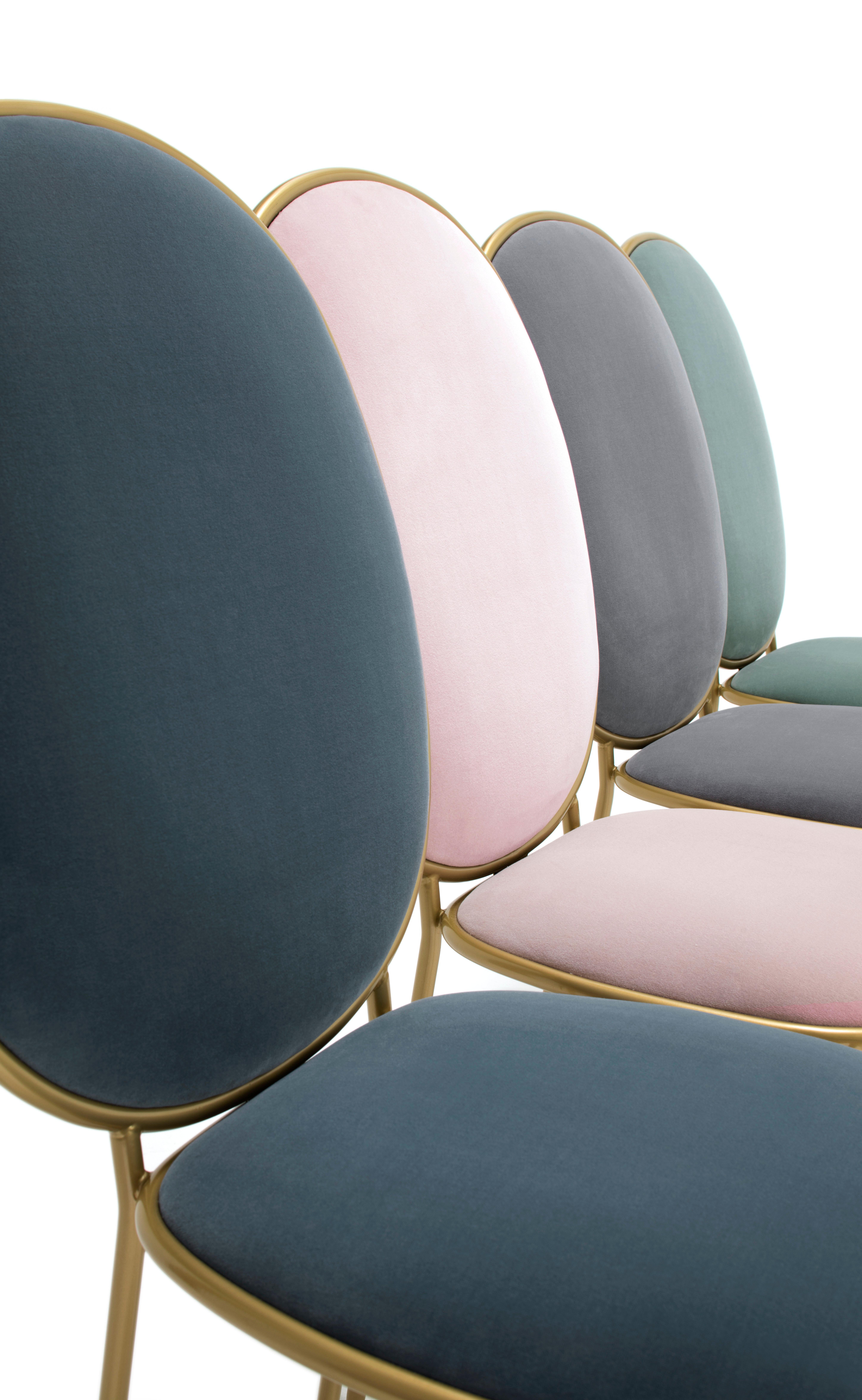 Acier Chaise de salle à manger contemporaine tapissée en velours gris clair, Stay par Nika Zupanc en vente