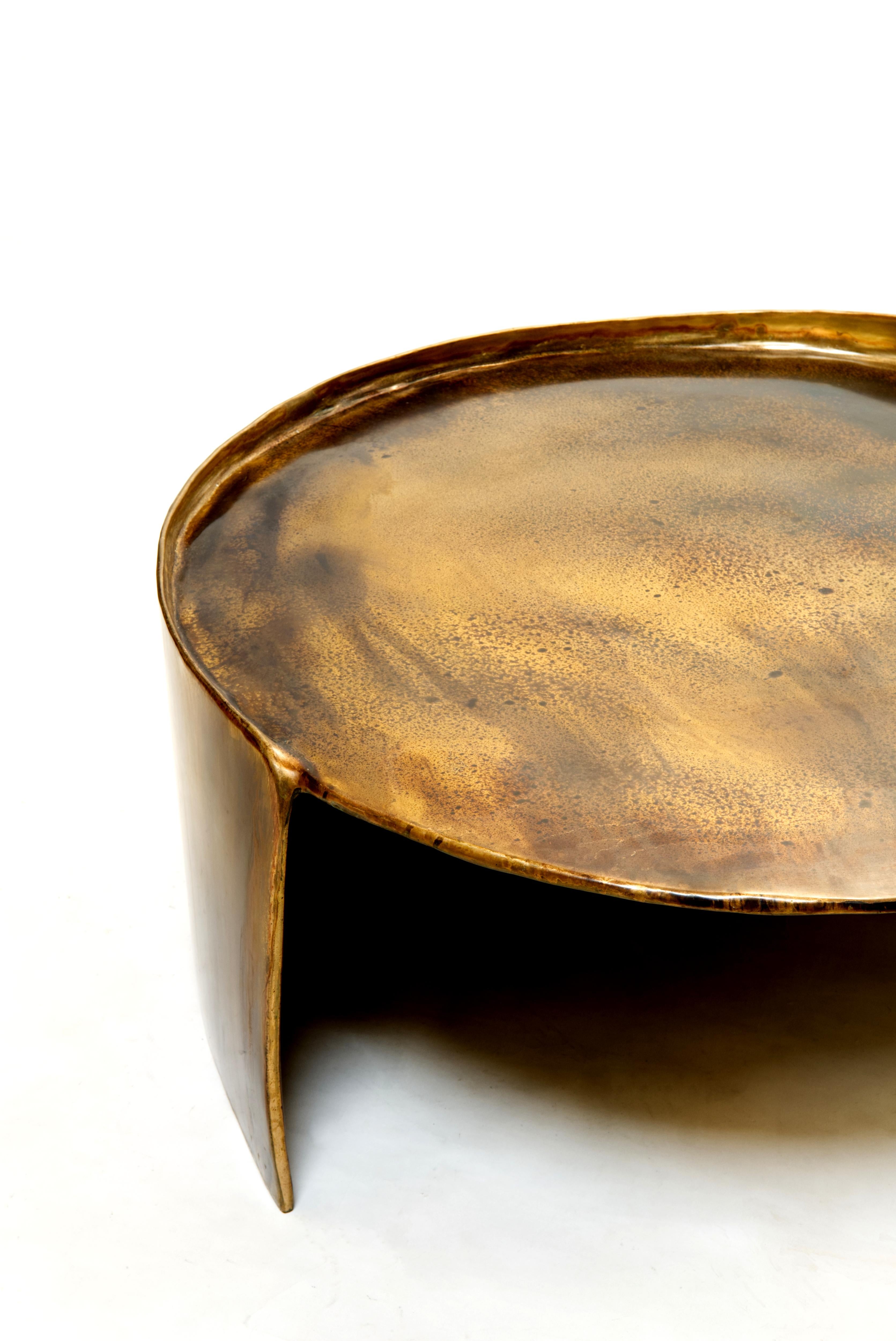 Fatto a mano Tavolino da caffè Calle in ottone patinato chiaro contemporaneo con forma organica in vendita