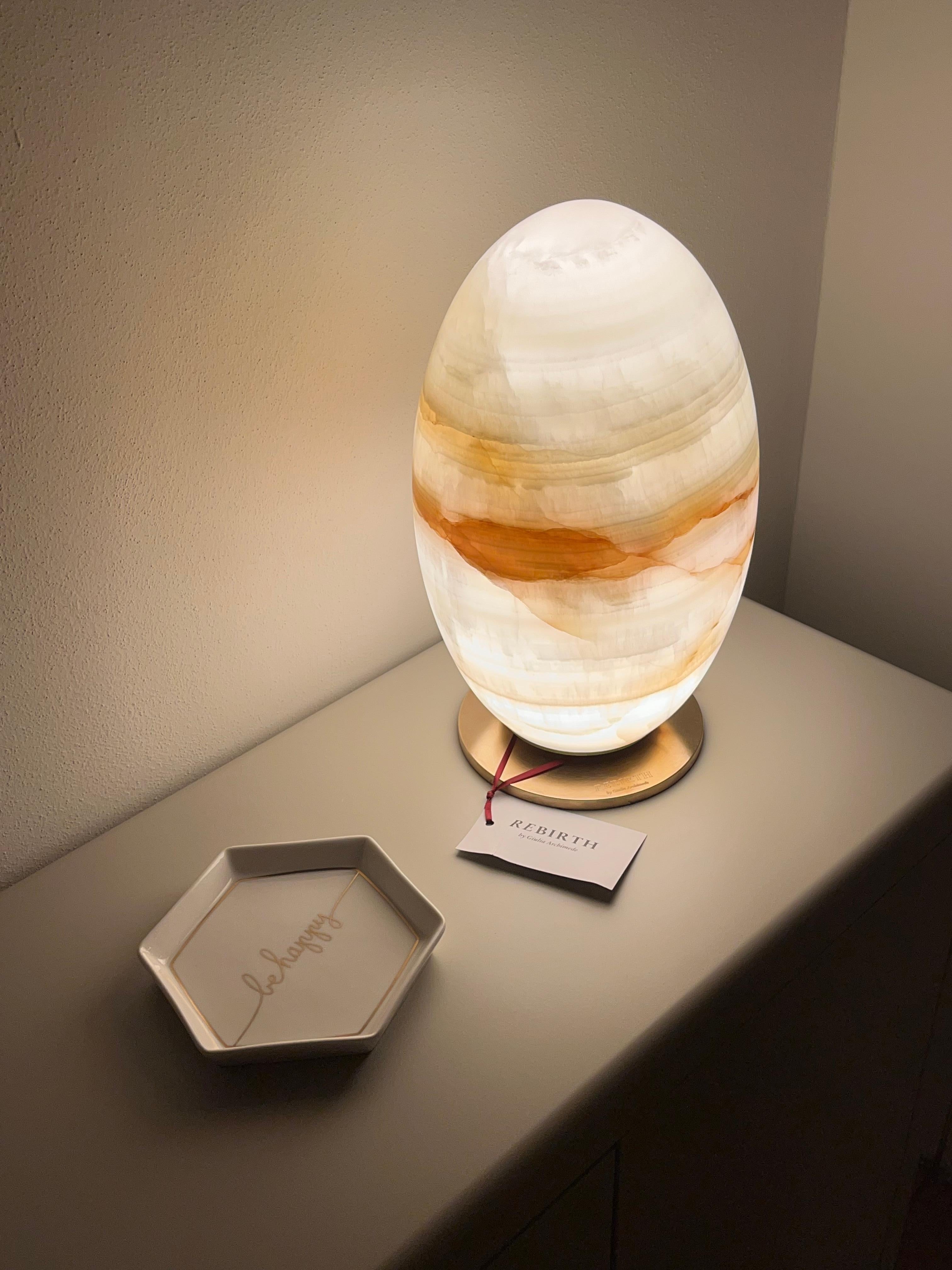 Rebirth is a light sculpture in onyx, created to illuminate the path of those who recognize not only its functional and aesthetic value, but especially for those who understand its energetic, soothing and vibrational power. Rebirth is an egg of