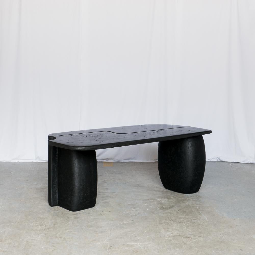 À partir d'une base en contreplaqué, des couches de Mortex© sont ajoutées pour créer la table. Le Mortex© est une technique décorative à base de chaux, d'acrylique et de pigment. Cette technique est ajoutée manuellement, ce qui donne un résultat