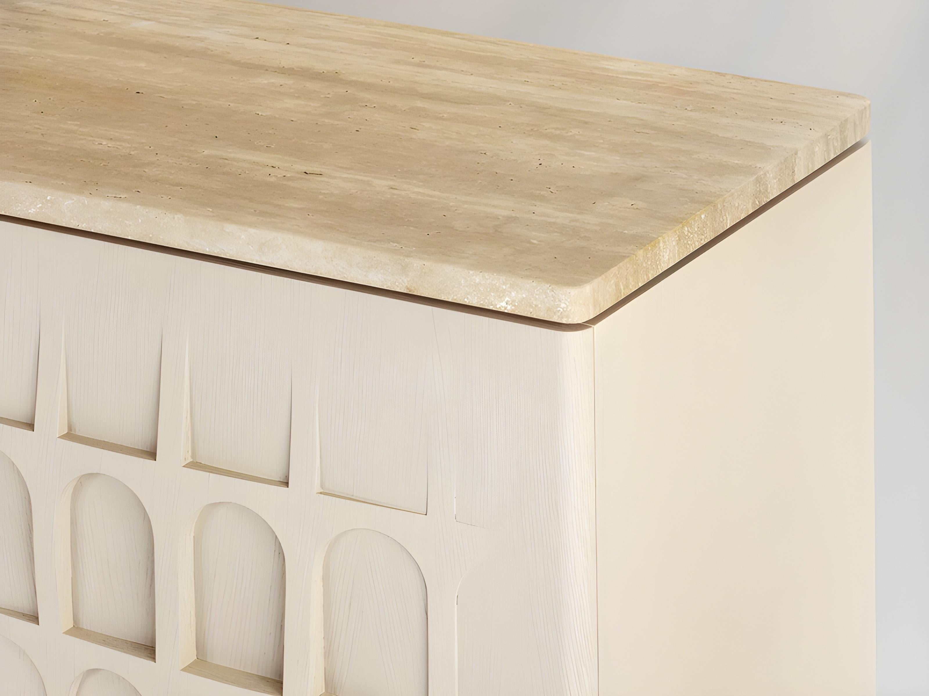 Zeitgenössisches Sideboard aus gekalkter Eiche mit Platte aus Travertinstein (Moderne) im Angebot