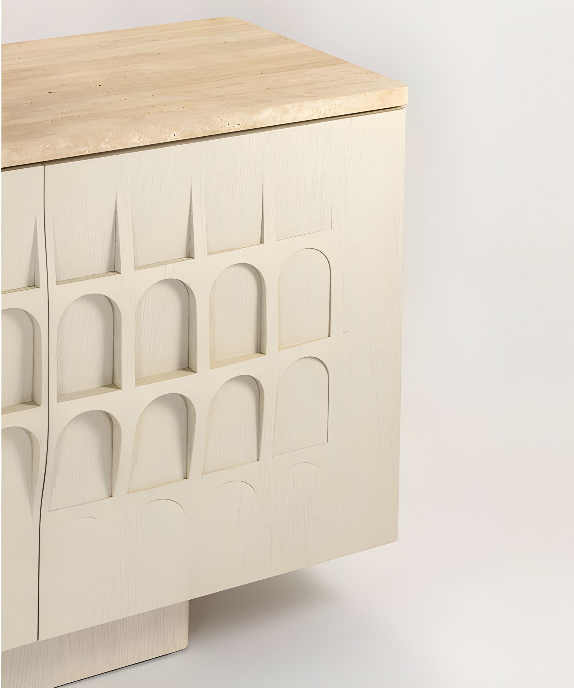 Zeitgenössisches Sideboard aus gekalkter Eiche mit Platte aus Travertinstein (Portugiesisch) im Angebot