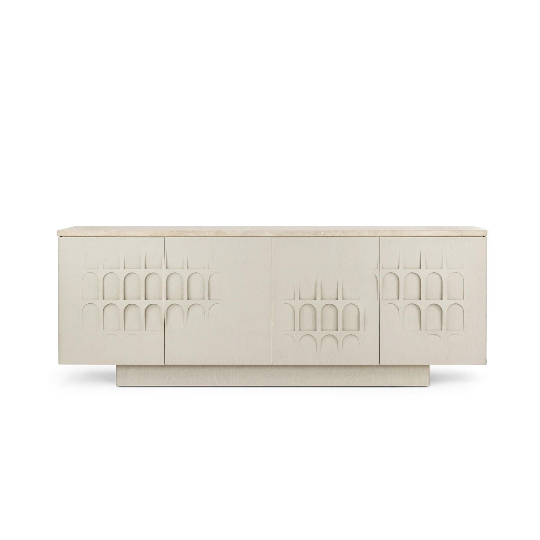 Questa magnifica credenza a quattro ante presenta una miscela armoniosa di fascino rustico e design sofisticato, che la rende un'aggiunta straordinaria a qualsiasi interno. È sapientemente realizzato in legno di quercia sbiancato, una finitura che