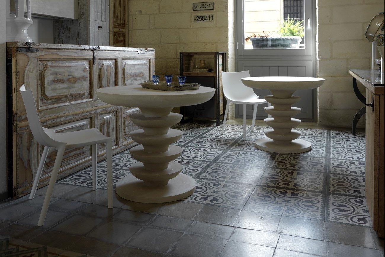 Moderne Table à manger contemporaine en pierre calcaire pour les environnements extérieurs en vente